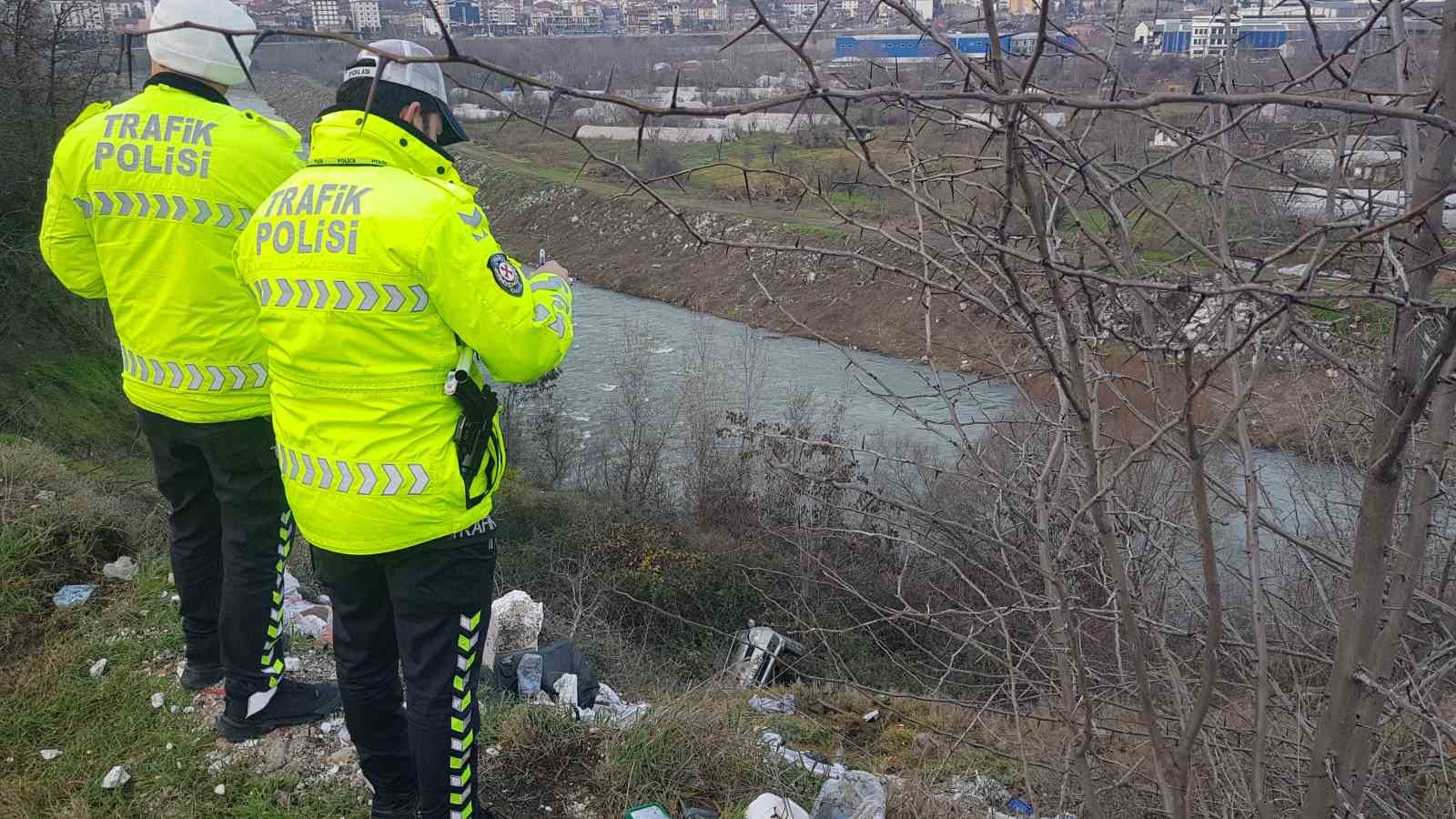 Şarampole uçan otomobildeki öğretim görevlisi yaralandı
