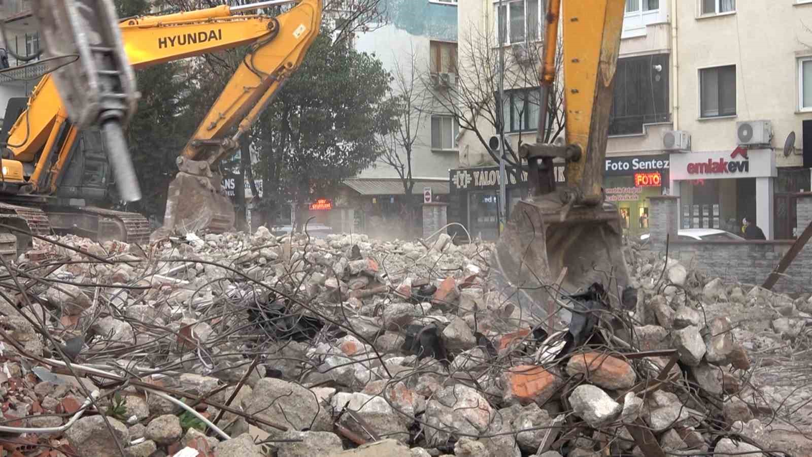 Yalova’da valilik binasının yıkımı devam ediyor
