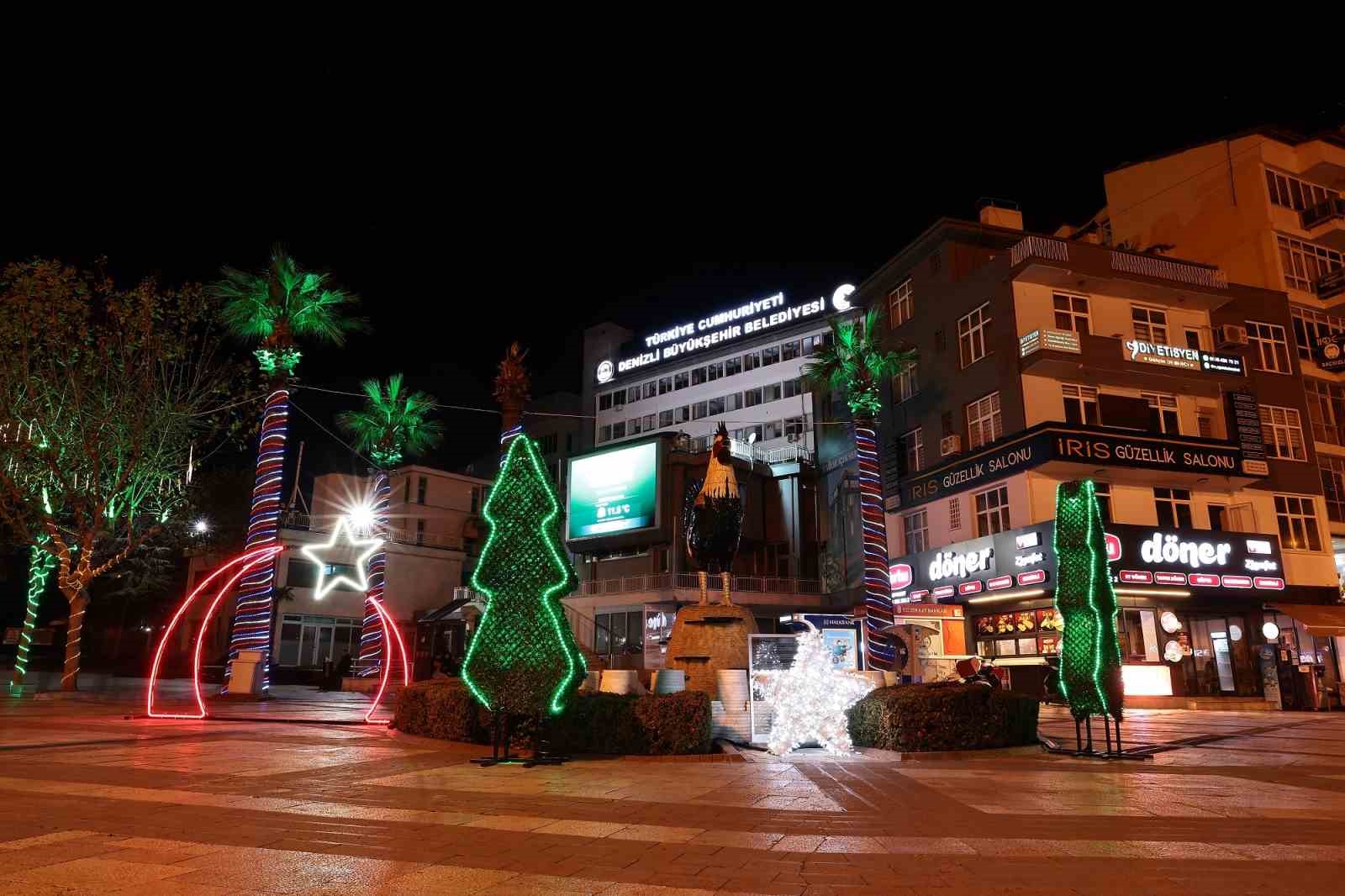 Denizli’de cadde ve sokaklar yeni yılı ışıl ışıl karşılıyor