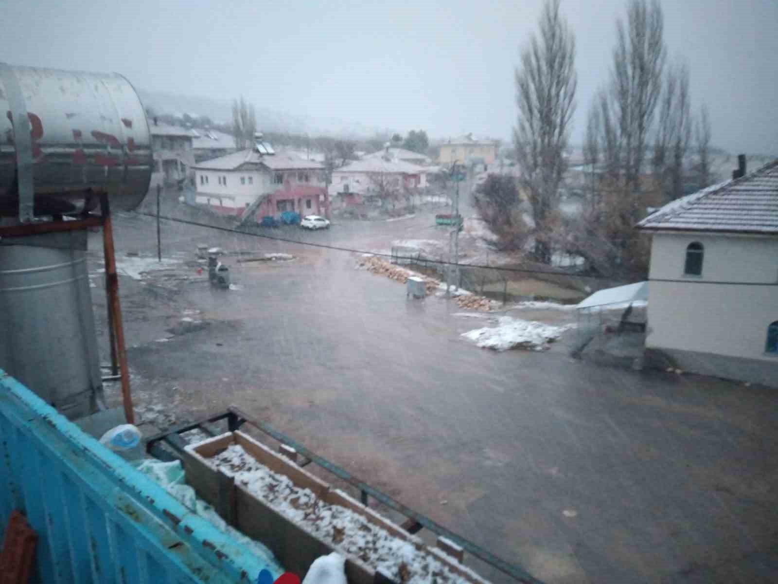 Malatya’da yüksek rakımlı bölgelerde kar yağışı etkili oldu