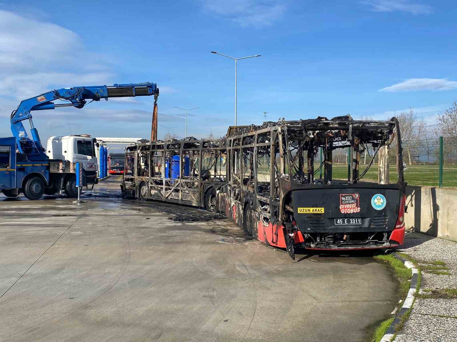 Park halindeki otobüs alev aldı
