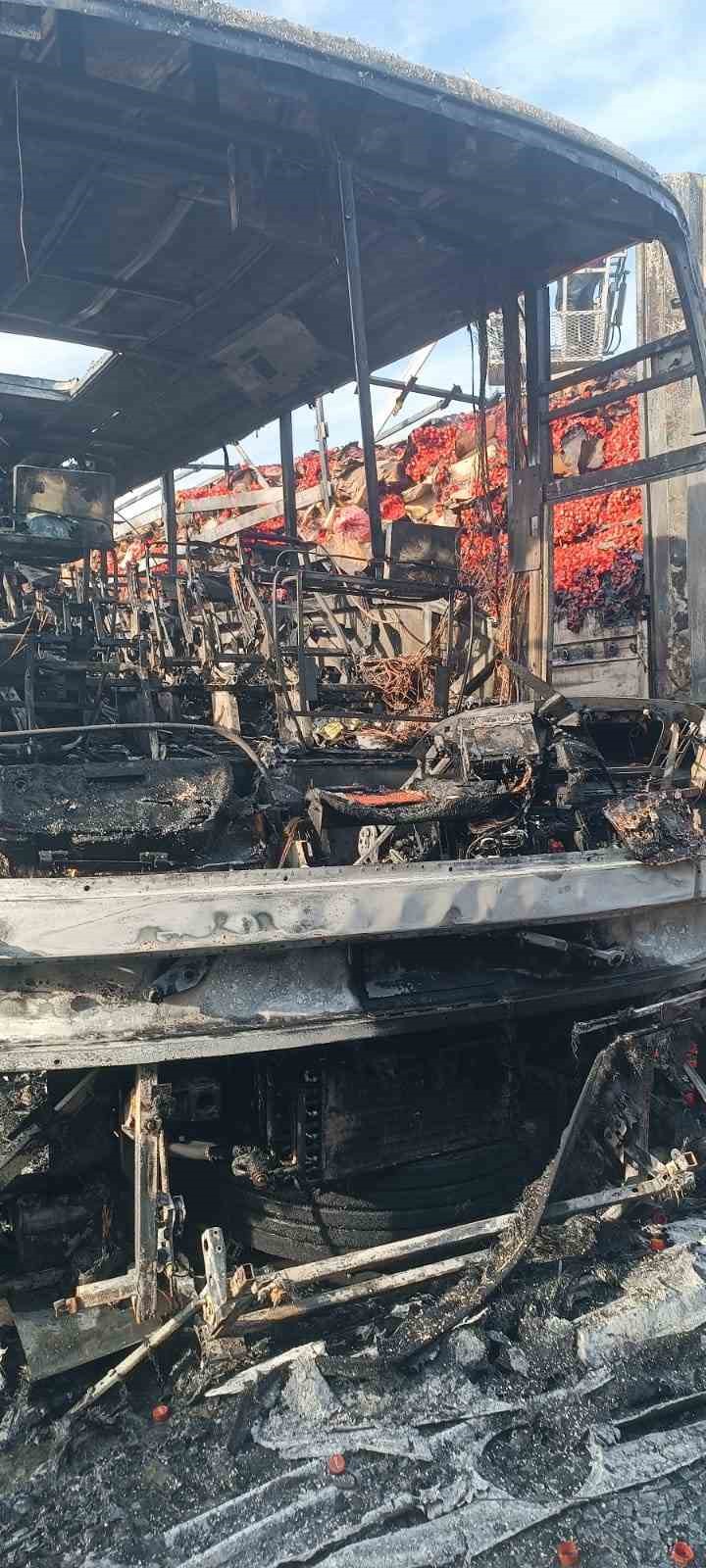 Silopi’de park halindeki otobüs ve tır yandı
