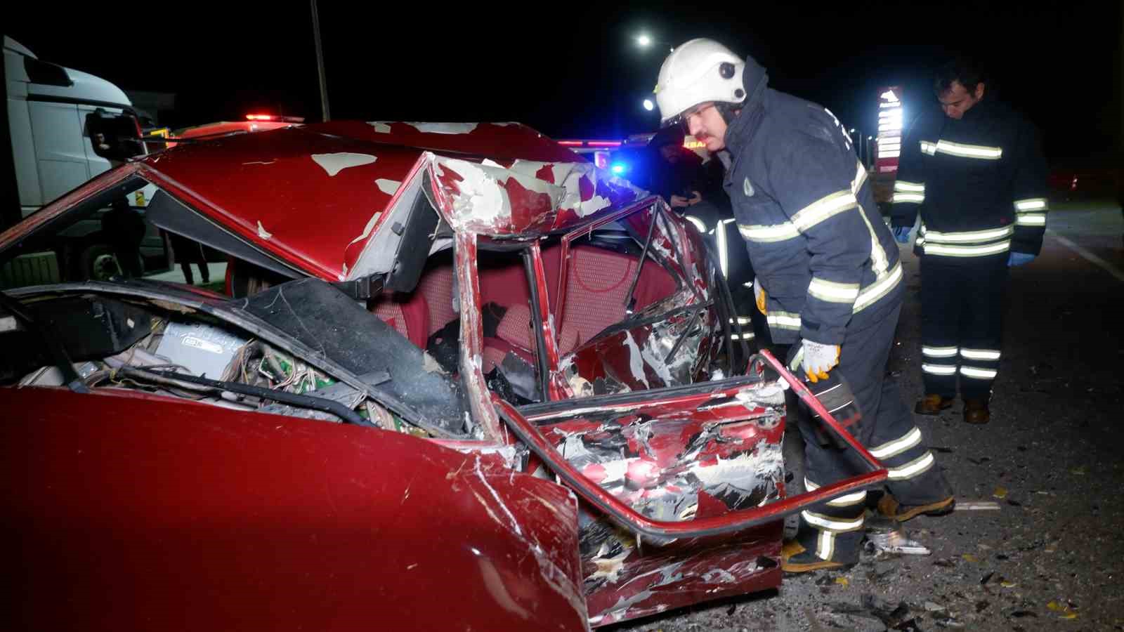 Tır ile otomobilin çarpıştığı feci kaza kamerada: 1 ölü
