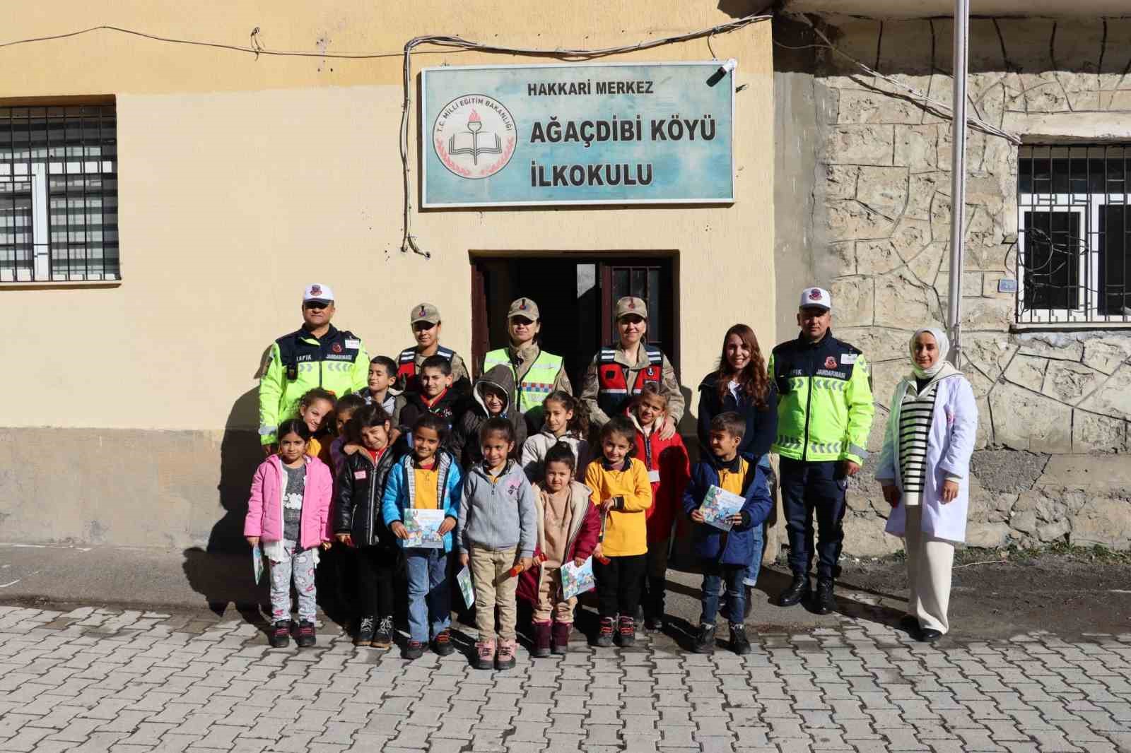 Hakkari’de jandarma ekipleri köydeki öğrencilere trafik eğitimi veriyor
