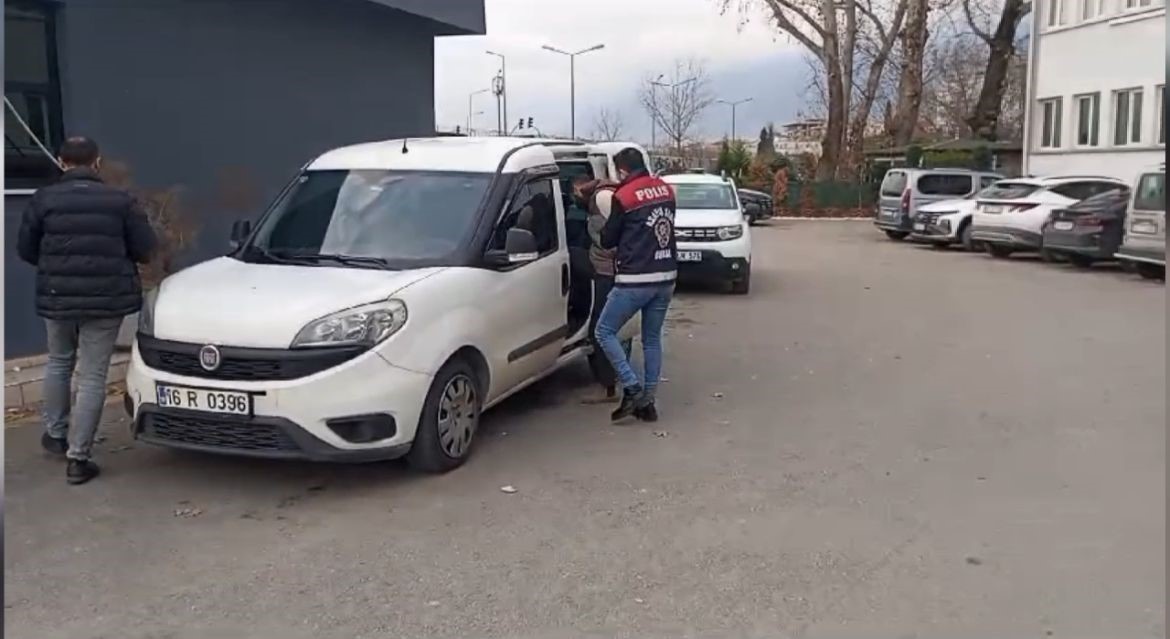 Kendisini polis olarak tanıttı, 1 milyon lira dolandırdı
