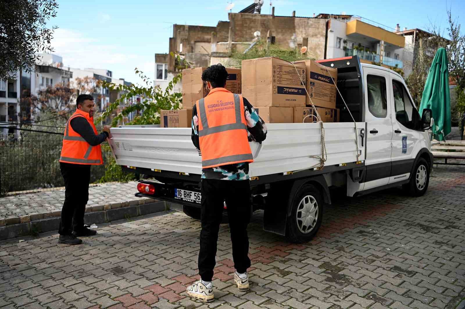 Kuşadası Belediyesi’nin kış desteği soba yardımı ile sürüyor