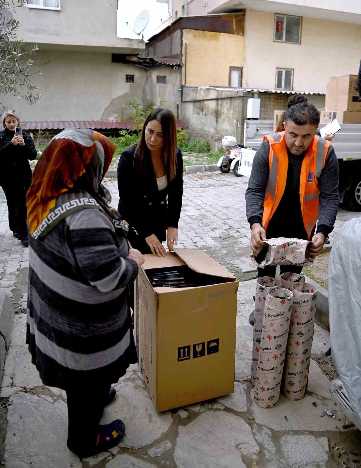 Kuşadası Belediyesi’nin kış desteği soba yardımı ile sürüyor
