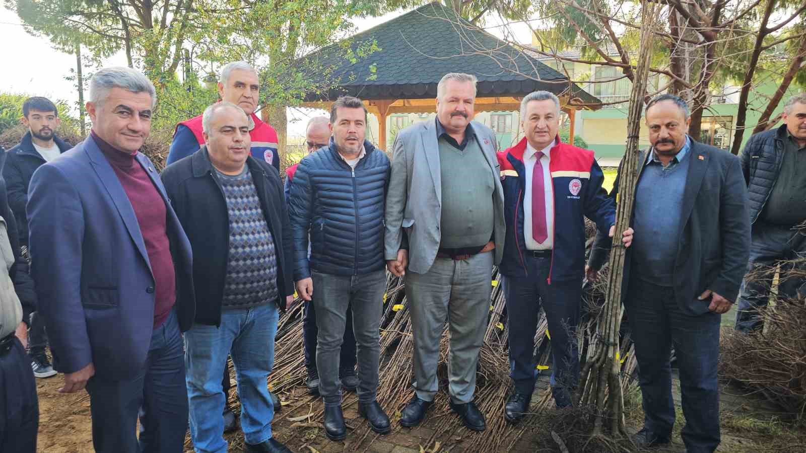 Hastalıklara dayanıklı kestane fidanları Nazillili üreticilere dağıtıldı
