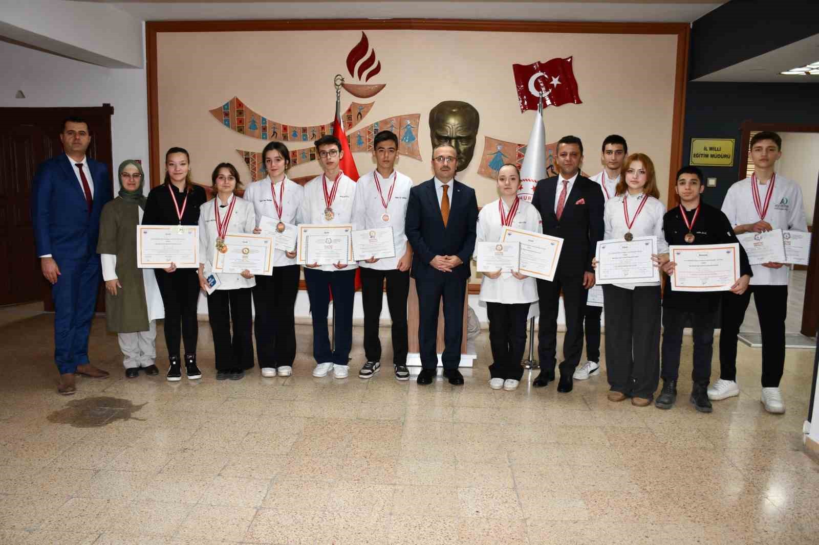 Antalya ve İstanbul’da 2 ayrı festivale katılan Eskişehirli öğrencilerden büyük başarı