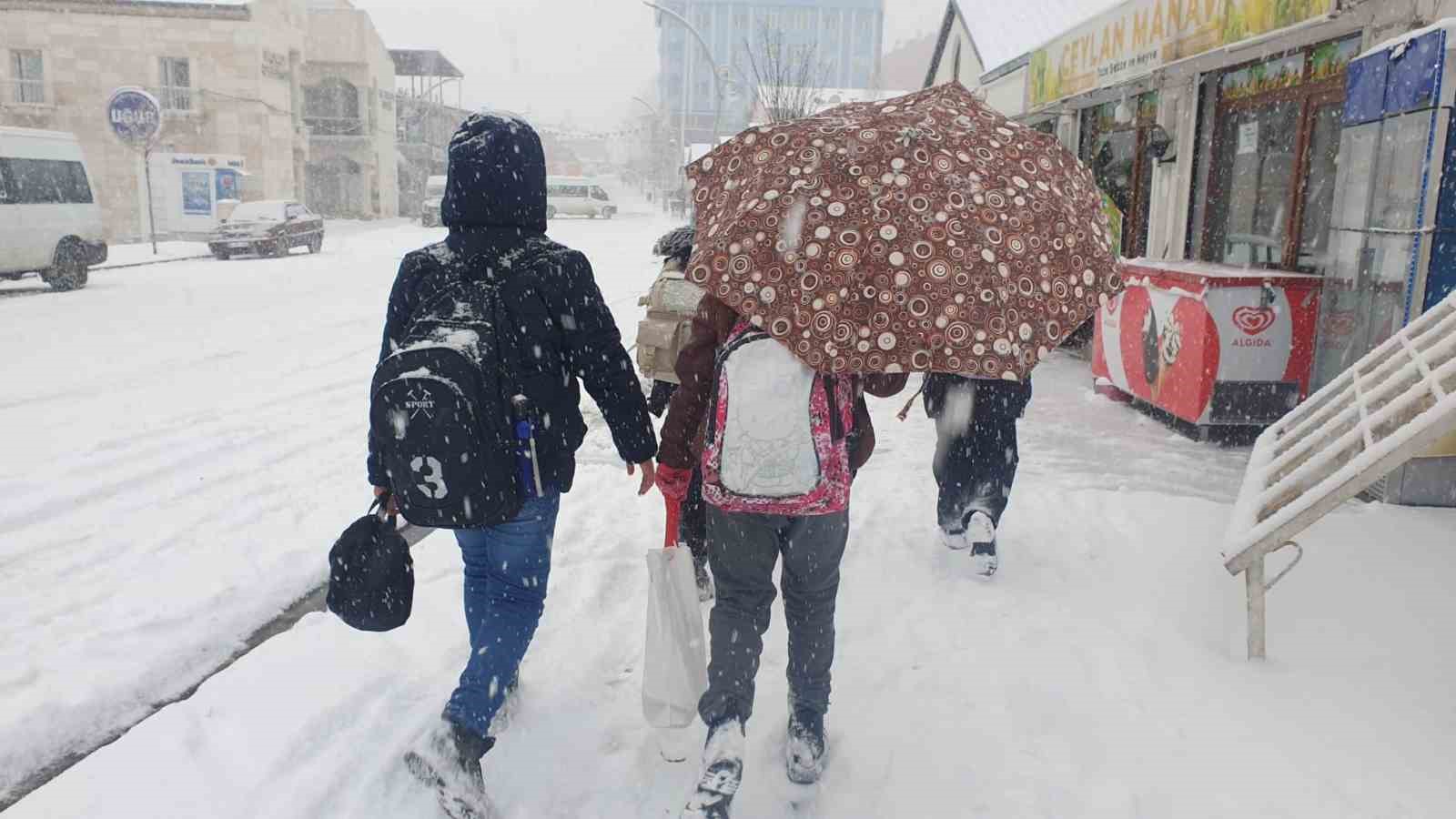 Başkale’de kar aniden bastırdı, sürücüler zor anlar yaşadı