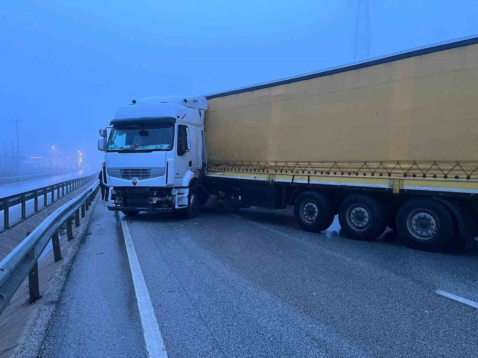 Yoğun sis kazaları beraberinde getirdi, D100’de trafik felç oldu
