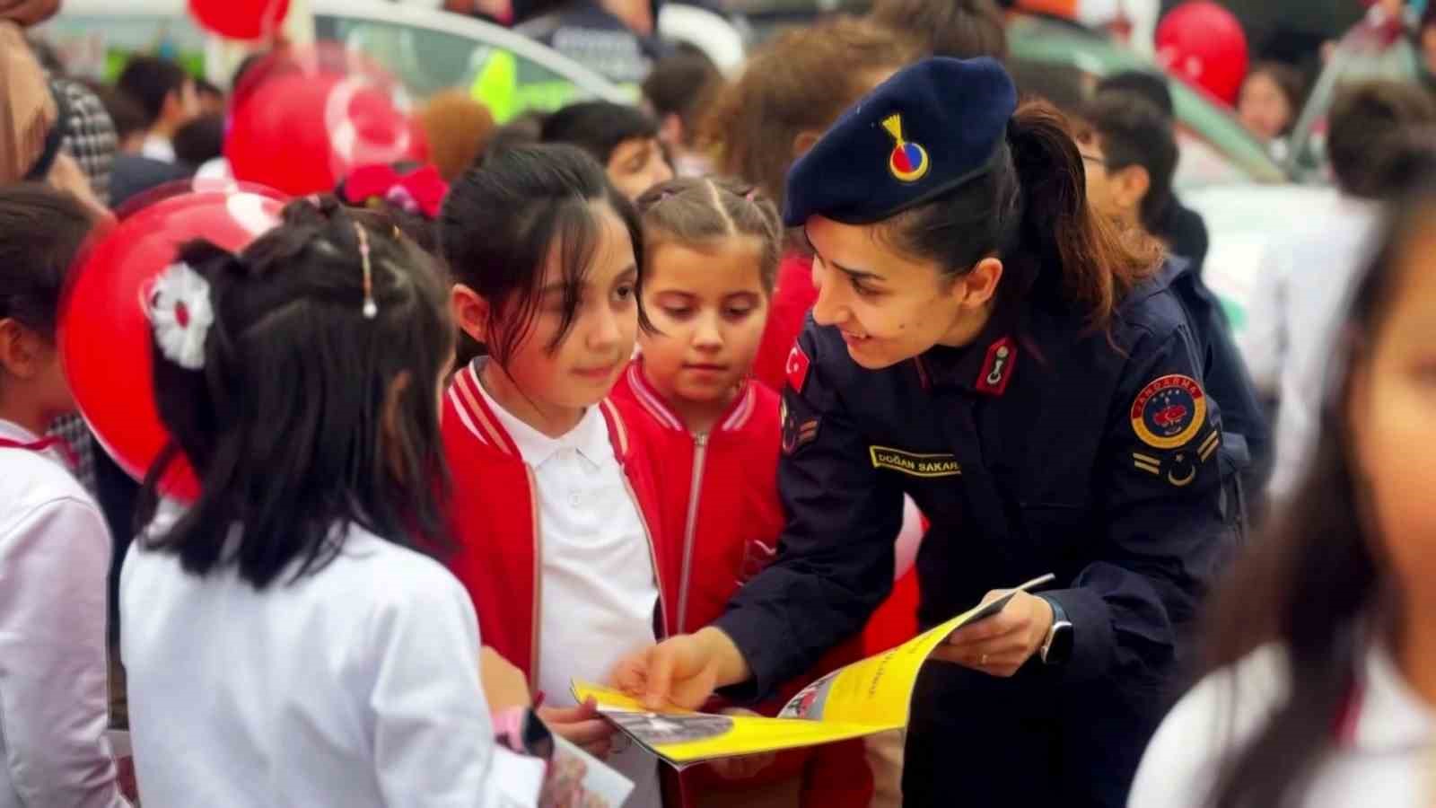 İlkokul öğrencileri jandarma mesleği hakkında bilgi sahibi oldu