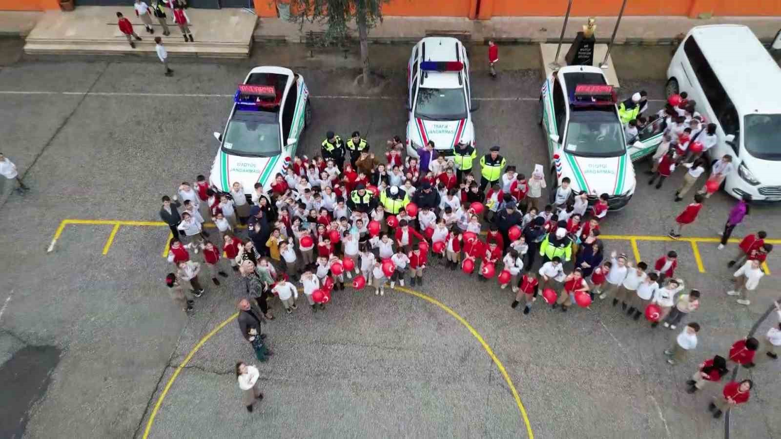 İlkokul öğrencileri jandarma mesleği hakkında bilgi sahibi oldu
