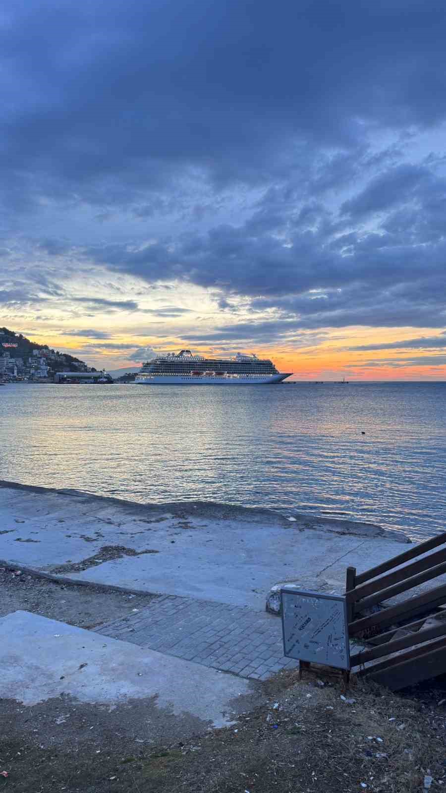 Lüks yolcu gemisi Kuşadası’na demir attı
