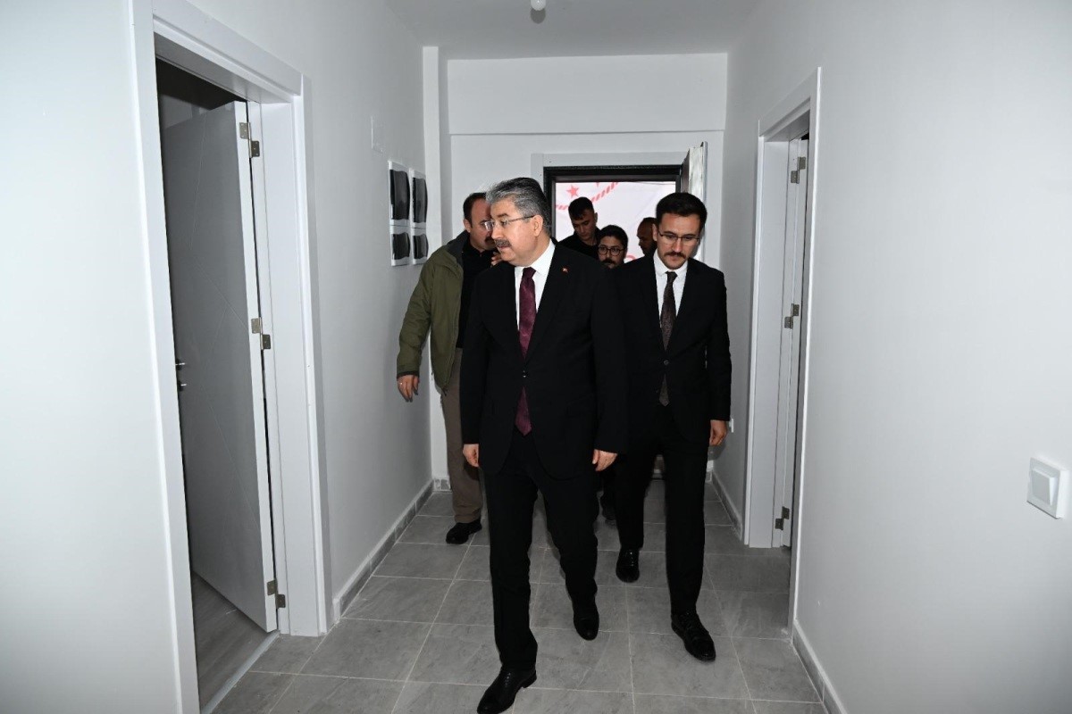 Osmaniye’de depremzedeler için yapılan 50 köy evinin anahtar teslimi yapıldı