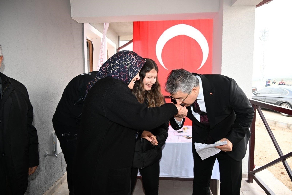 Osmaniye’de depremzedeler için yapılan 50 köy evinin anahtar teslimi yapıldı
