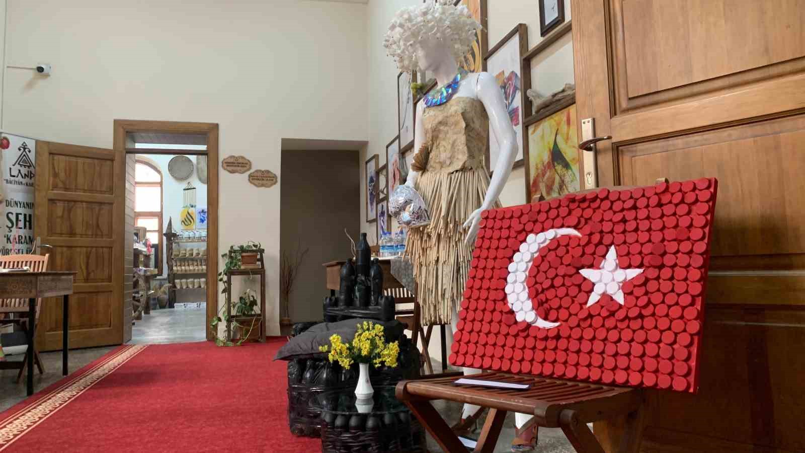 Karaman’da lise öğrencileri atıkları sanat eserine dönüştürdü