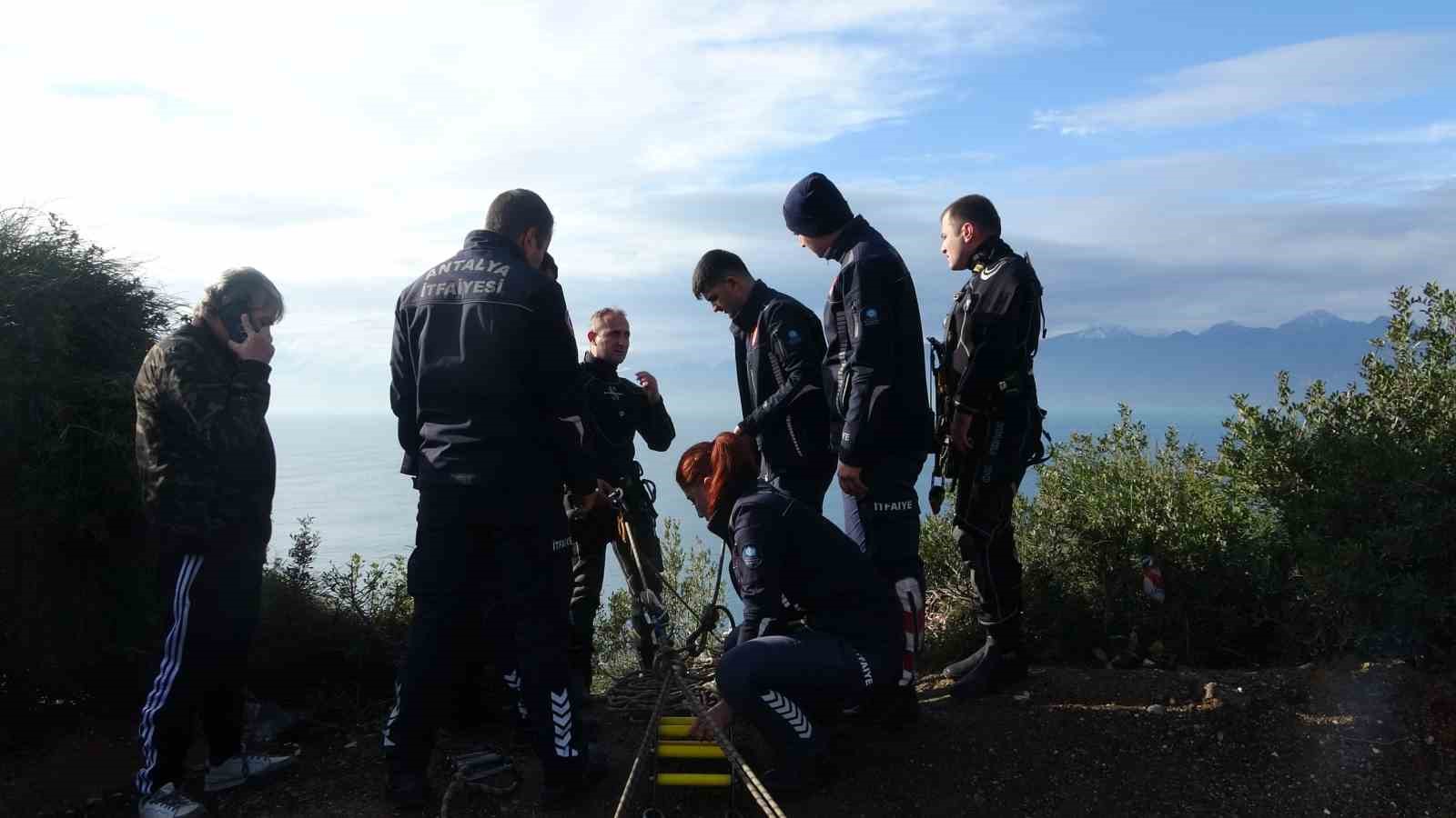 Falezlerden denize uçan araca ulaşıldı, kayıp sürücü aranıyor
