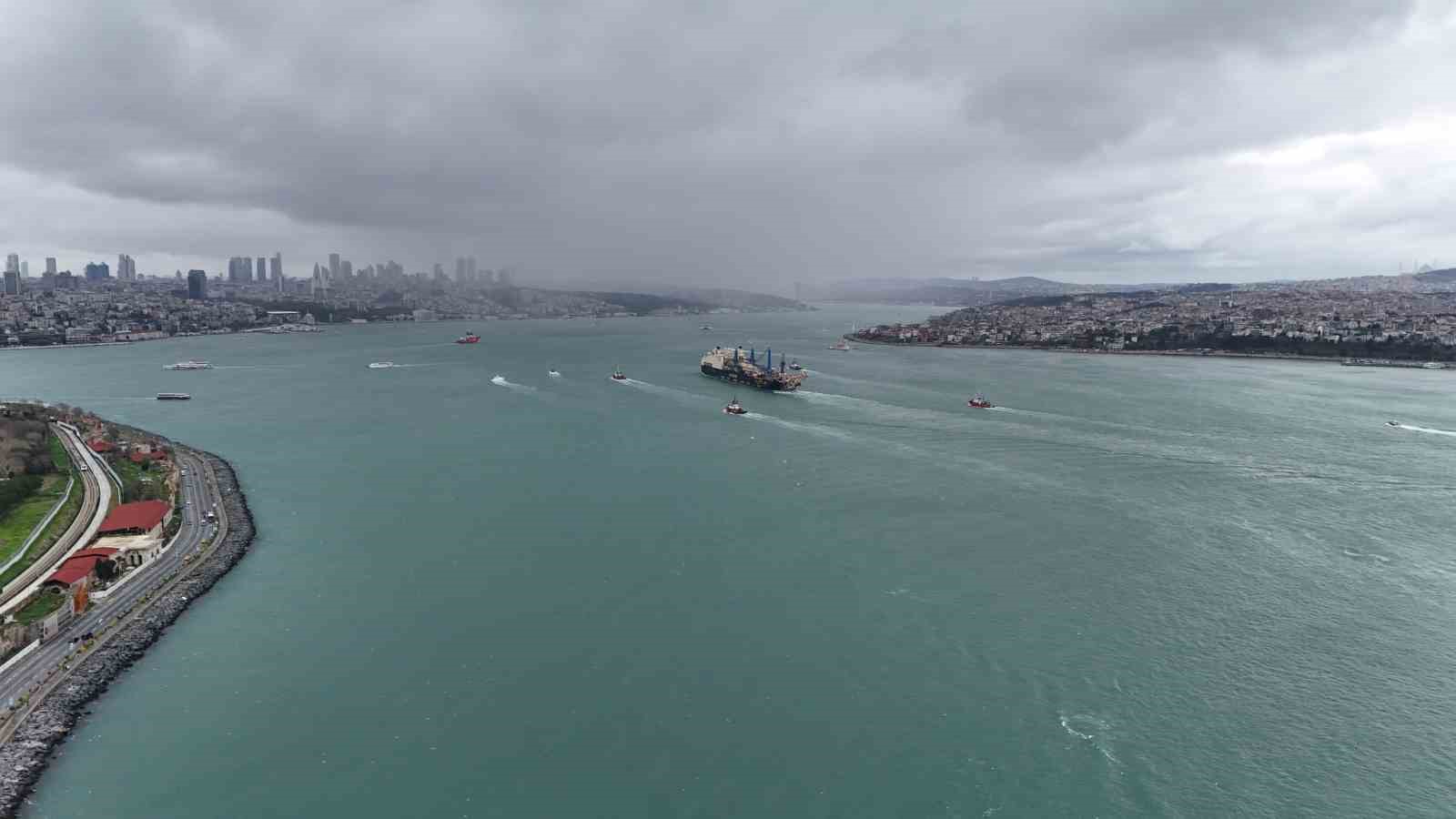 Derin denizlerde boru döşeme gemisi ‘Castorone’ İstanbul Boğazı’ndan geçti
