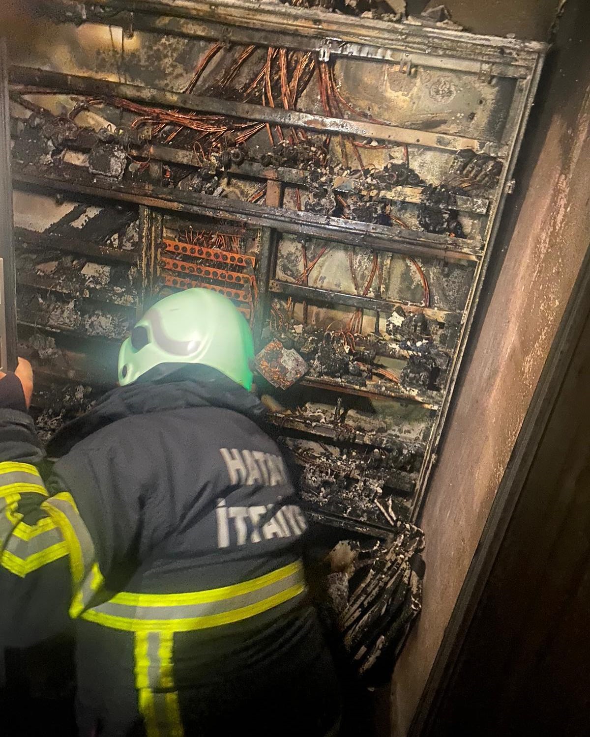 Samandağ’da binanın elektrik panosu küle döndü
