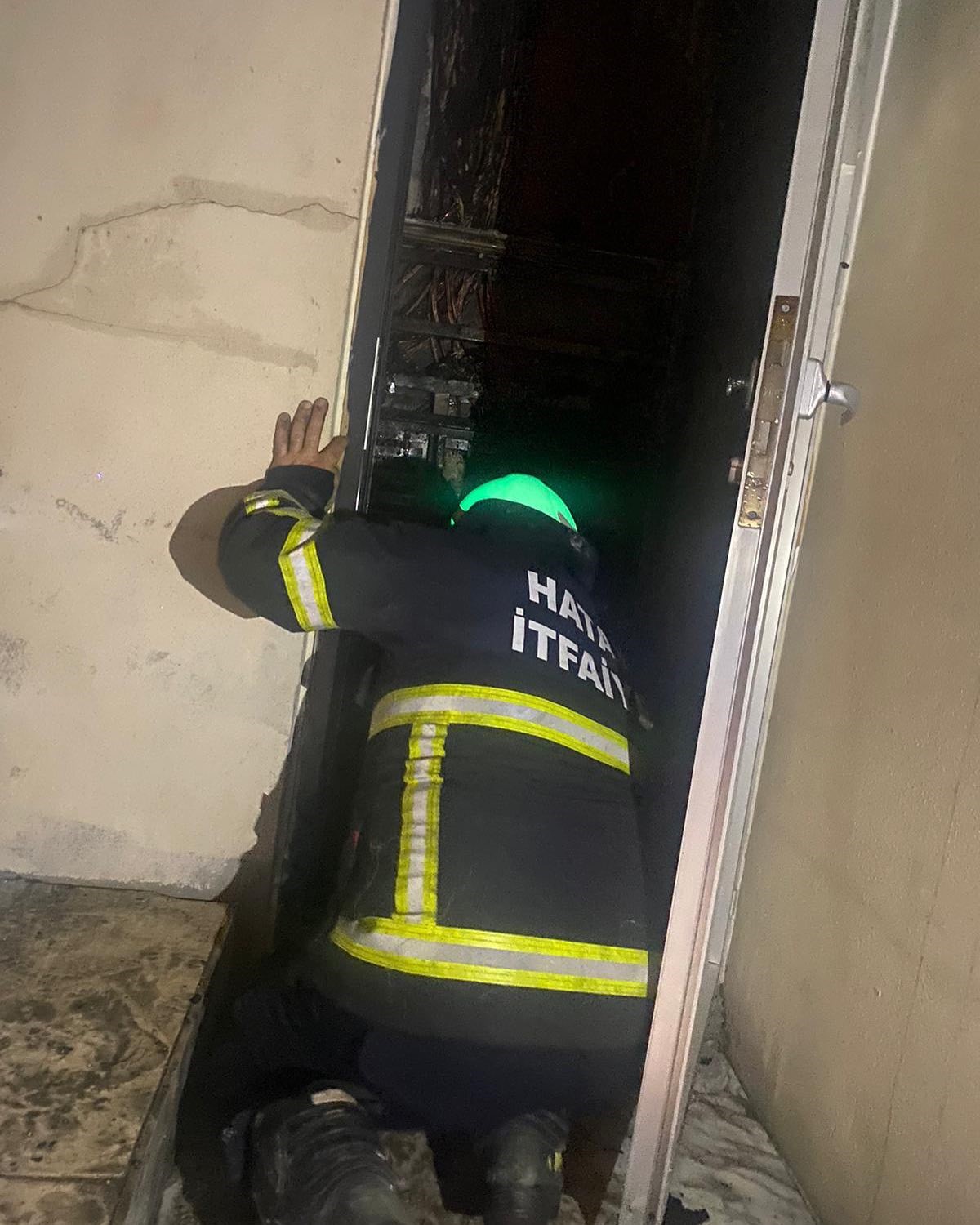 Samandağ’da binanın elektrik panosu küle döndü
