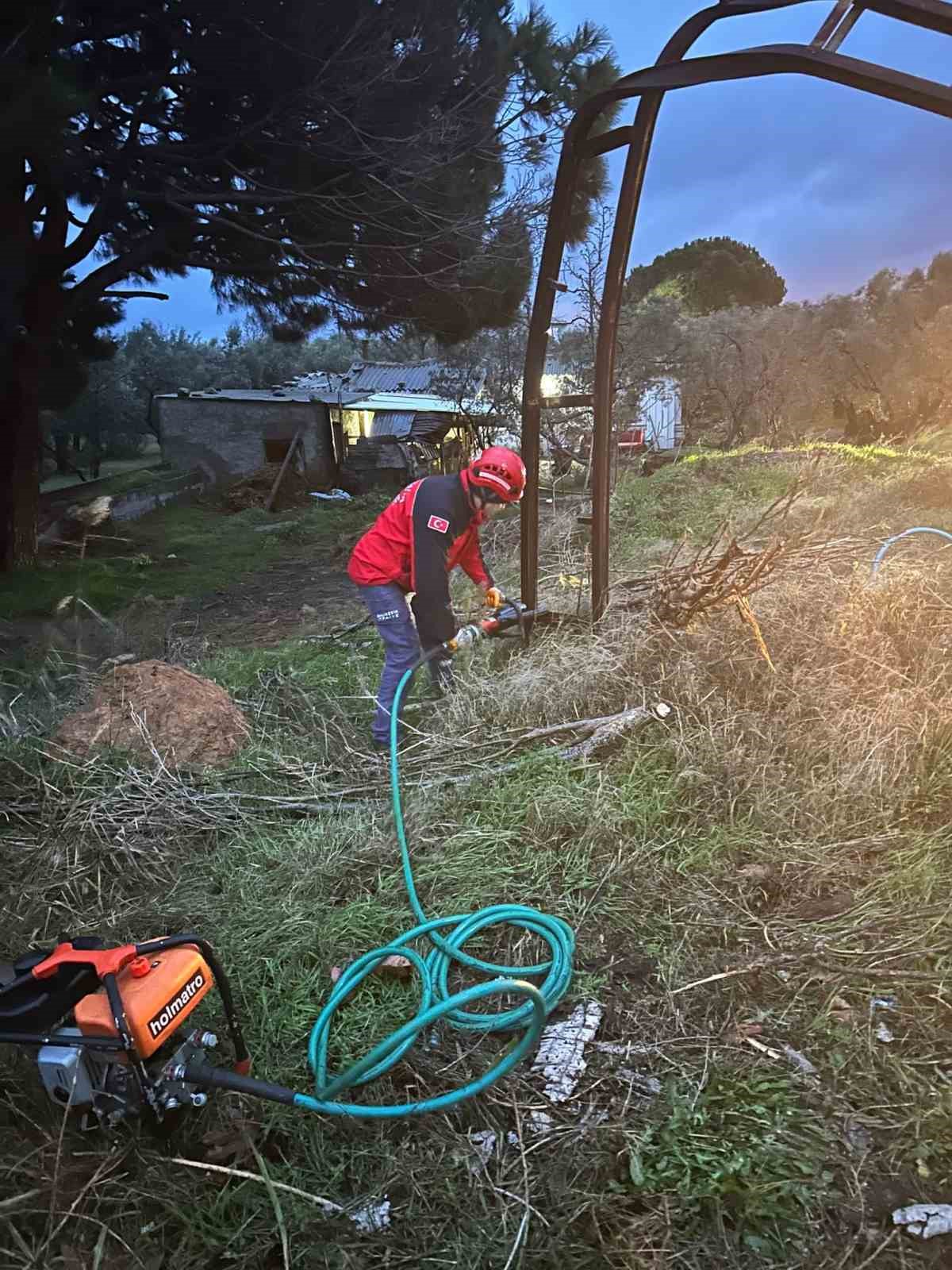 Bandırma ve Erdek’i fırtına vurdu: Çatılar uçtu, ağaçlar devrildi
