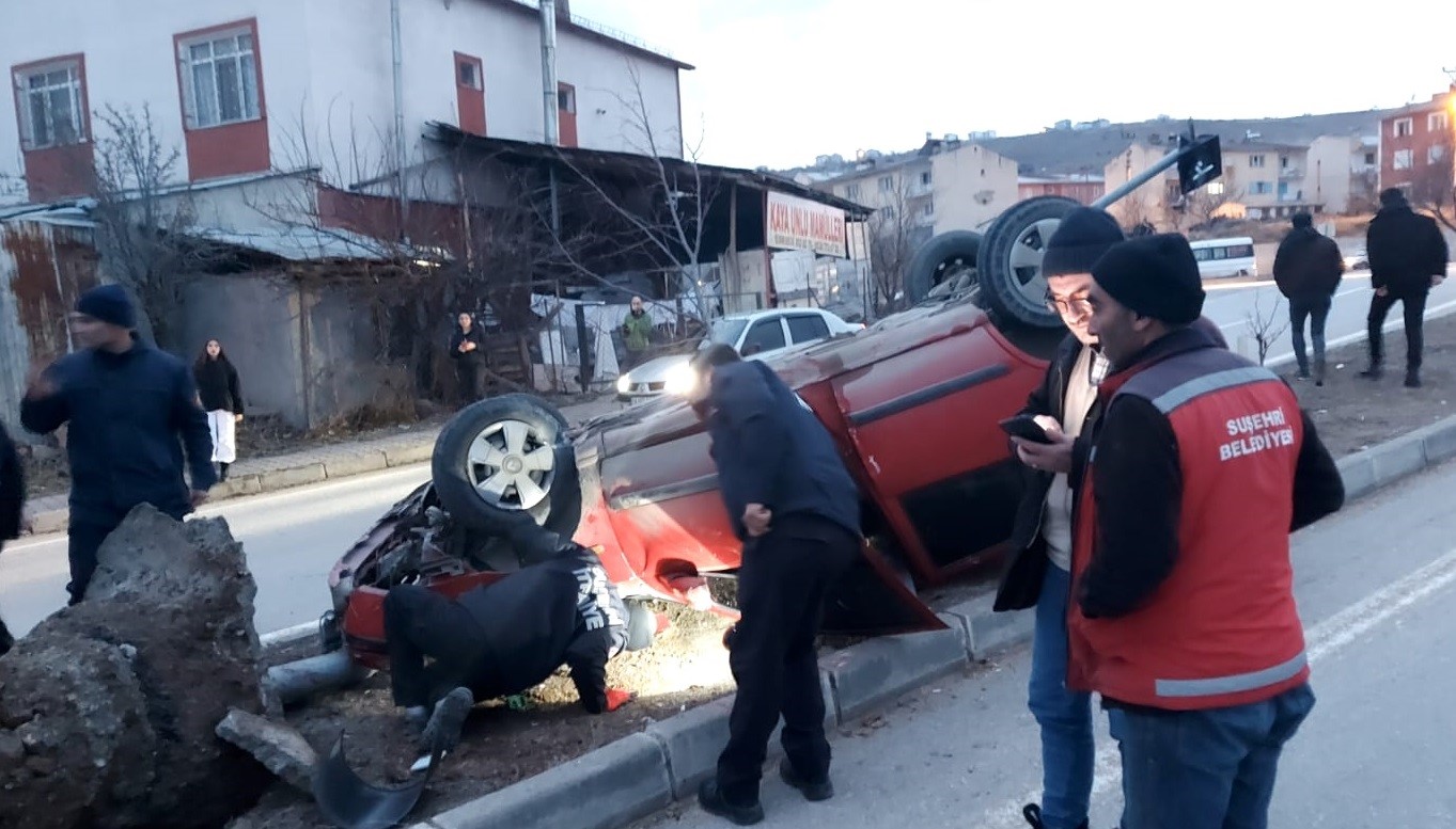 Refüje çıkıp ters dönen otomobilin sürücüsü yaralandı
