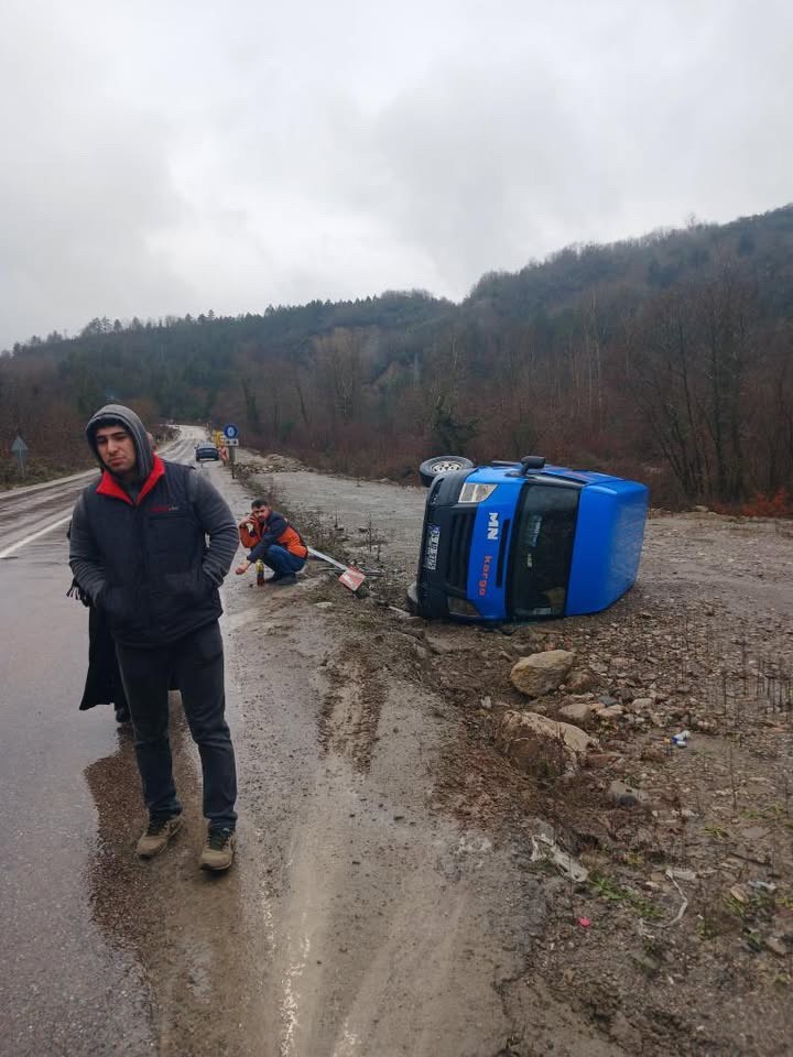 Sinop’ta kargo aracı devrildi
