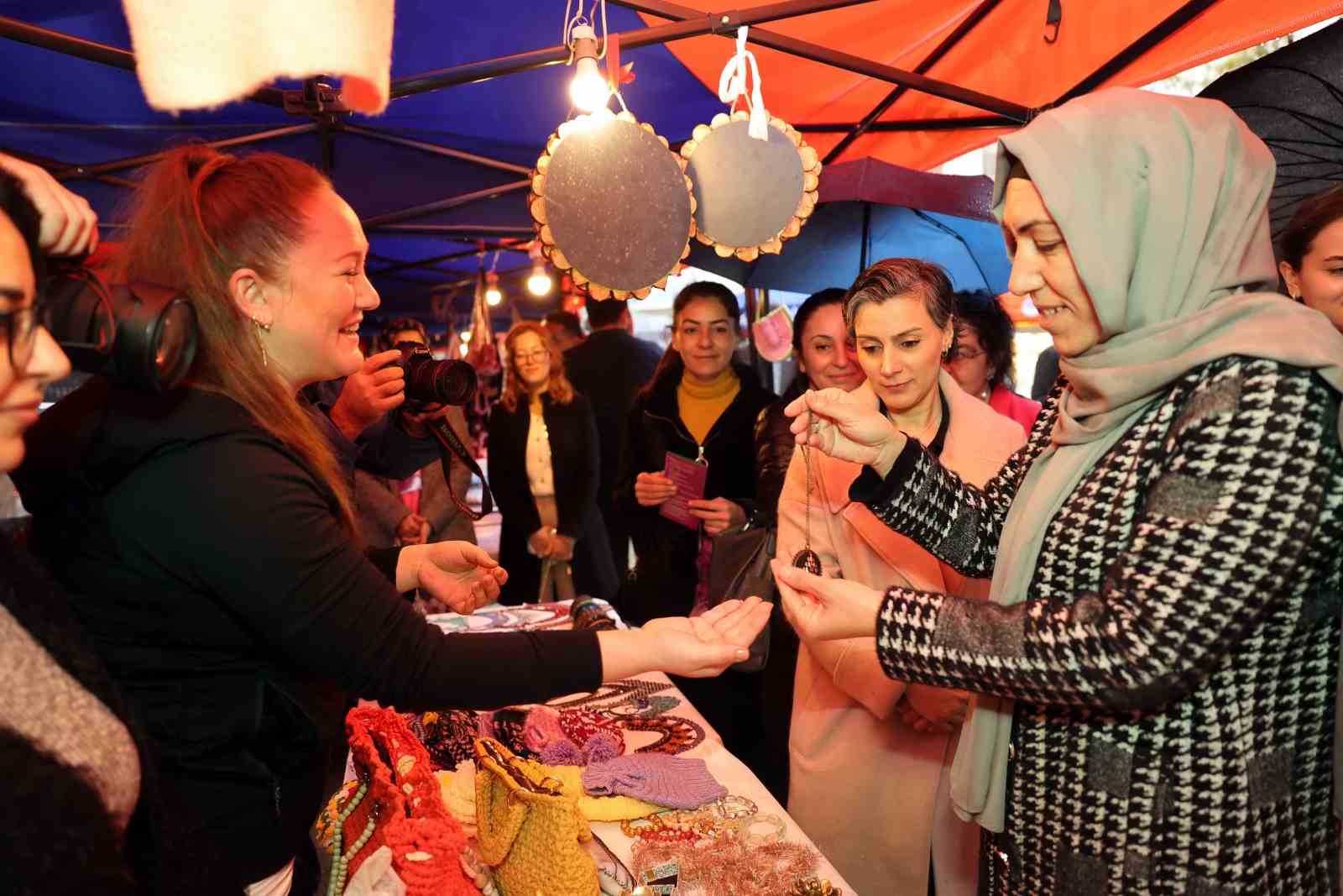 Akdeniz Belediyesinin ’Kadın Emeği Yılbaşı Pazarı’na ziyaretçi akını
