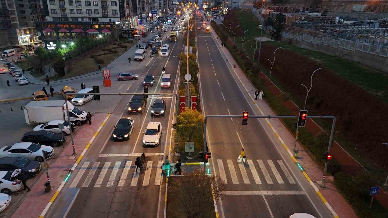 Mardin trafiğinde LED ışıklı yaya geçitleri ve dekoratif sinyalizasyon dönemi başladı