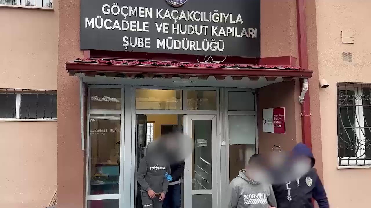 Tırın dorsesinden 26 kaçak göçmen çıktı, 2 göçmen kaçakçısı tutuklandı
