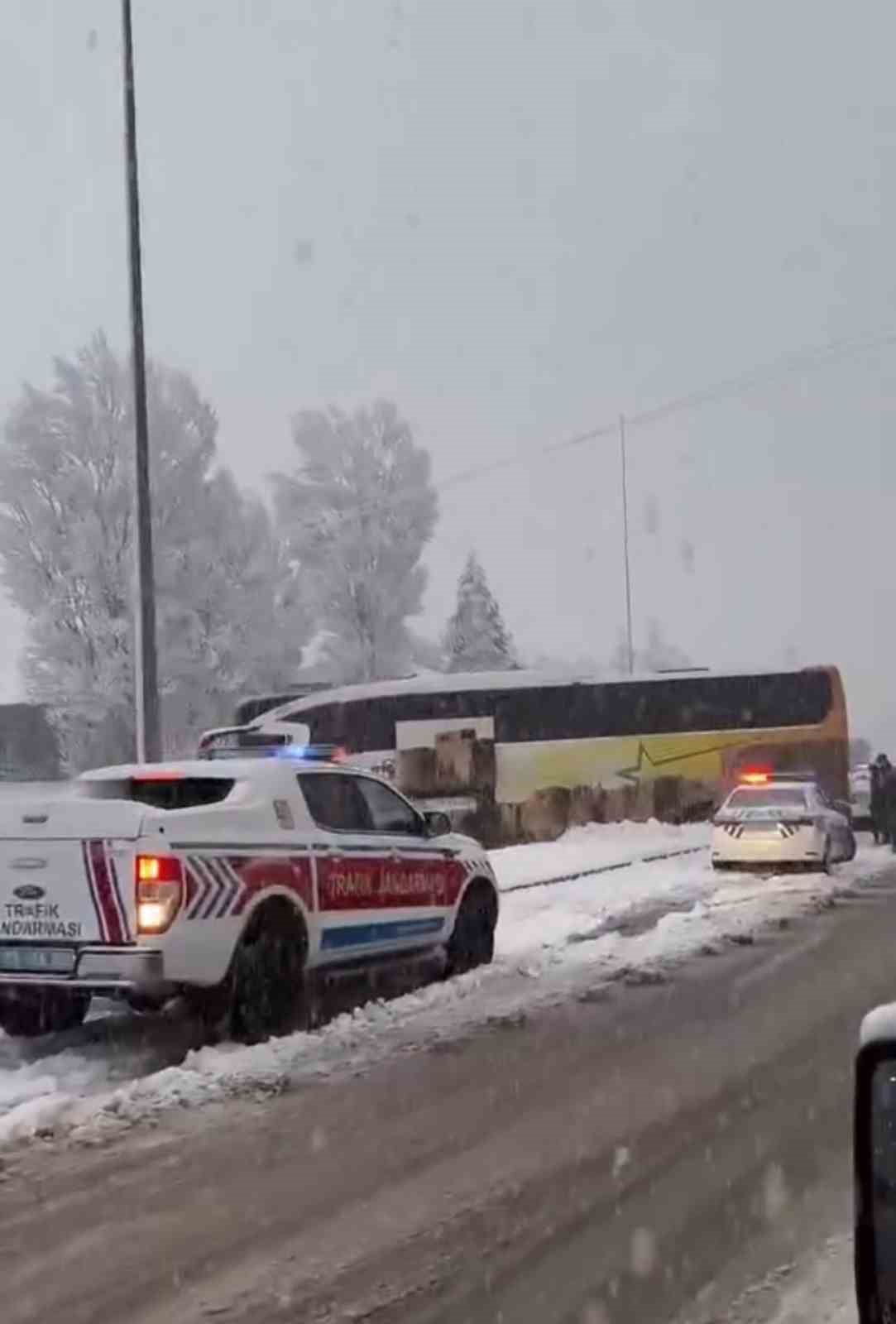 Elazığ’da yoğun kar yağışı trafiği felç etti: Kazalar ardı ardına geldi