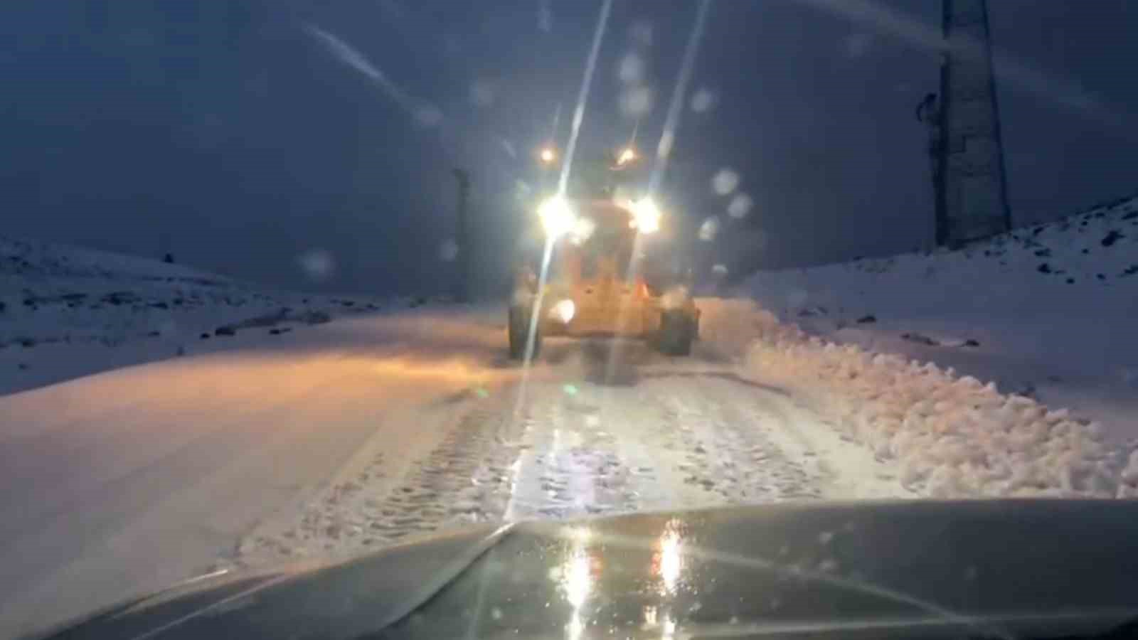 Siirt’te yoğun kar yağışı nedeniyle kapanan yol ulaşıma açıldı