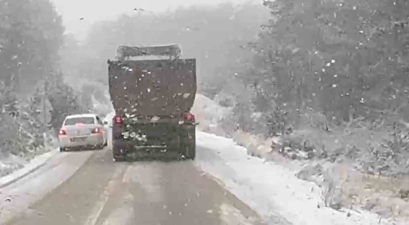 Mihalıççık’ta ani bastıran kar ulaşımı olumsuz etkiledi