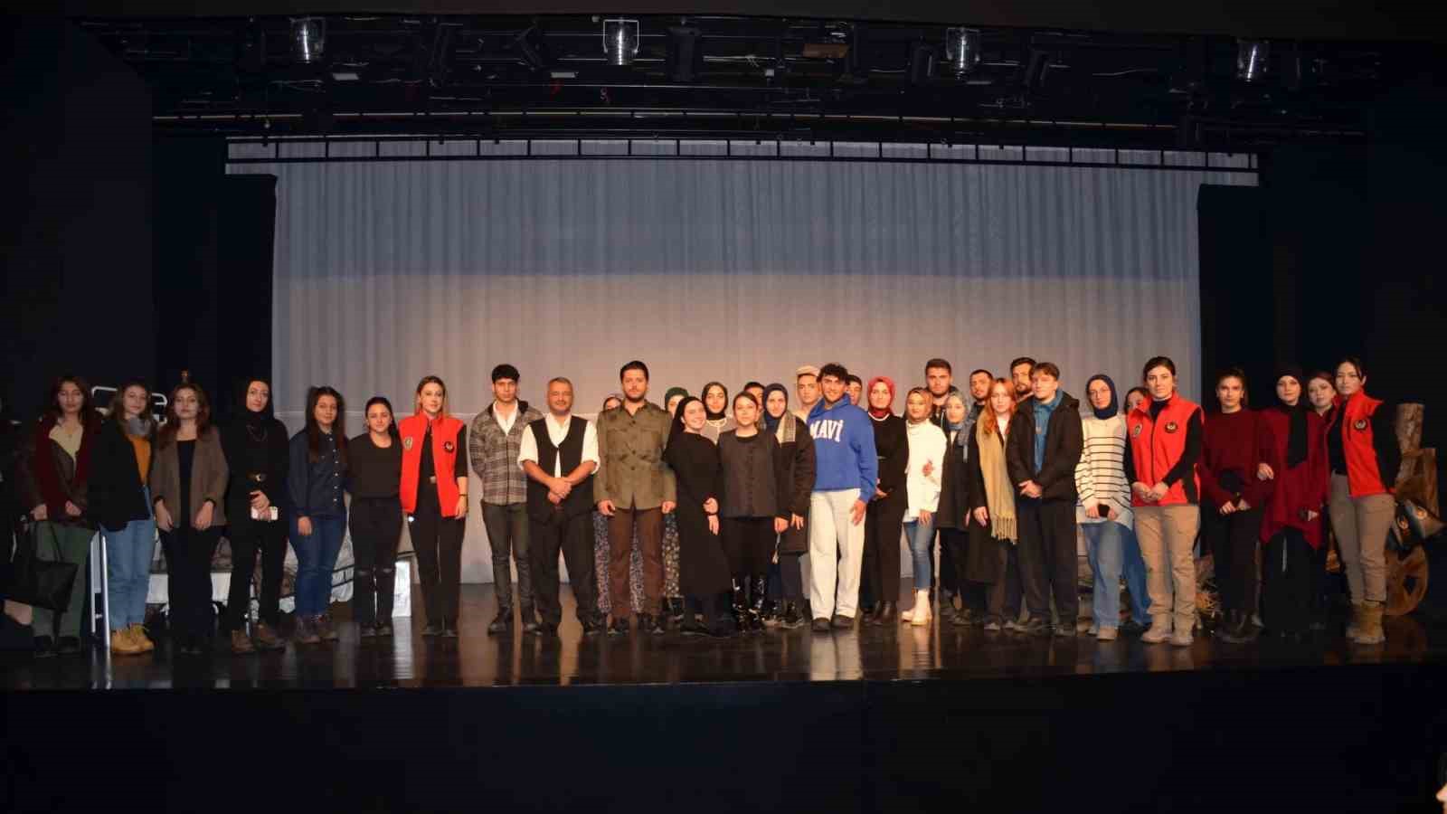 Polisten &uuml;niversite &ouml;ğrencilerine tiyatro etkinliği
