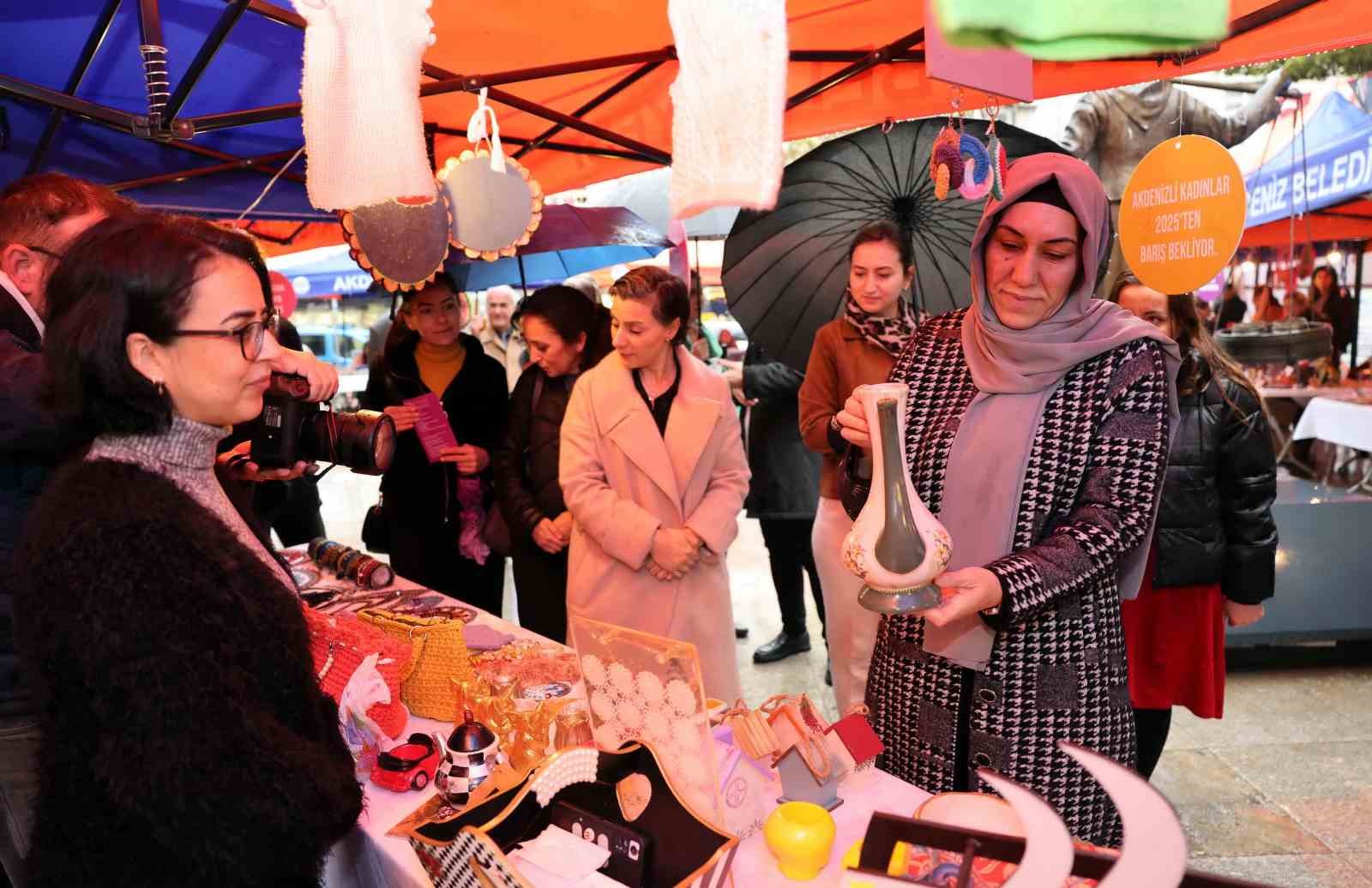 Akdeniz Belediyesinin ’Kadın Emeği Yılbaşı Pazarı’na ziyaretçi akını