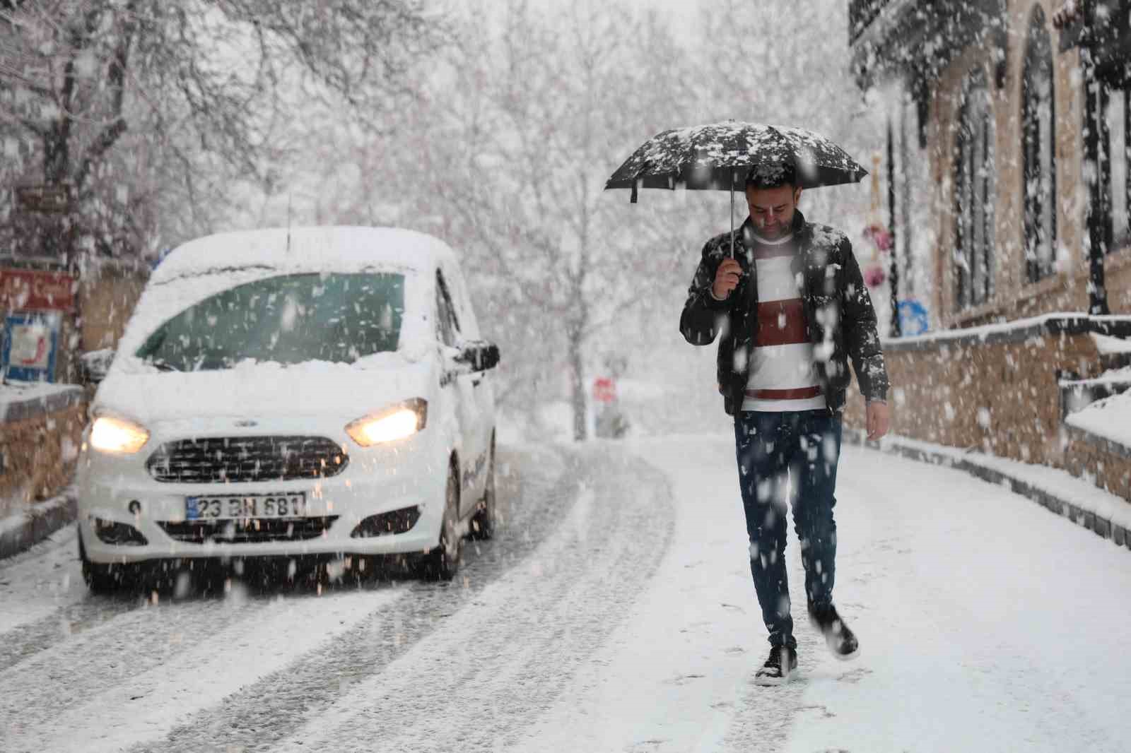 Elazığ’da kar yağışı başladı, kent beyaza büründü