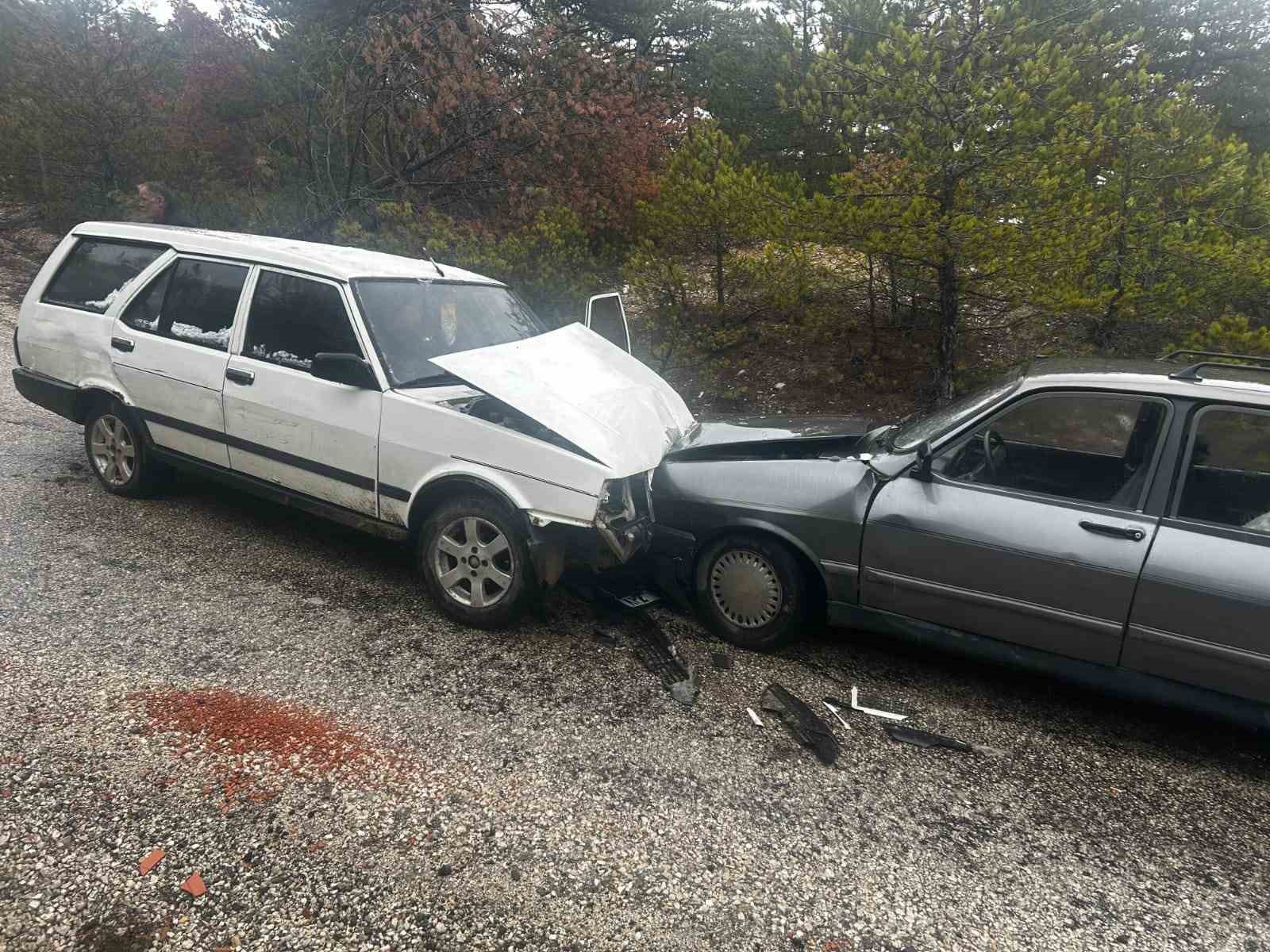 İki otomobil kafa kafaya çarpıştı: 2 yaralı
