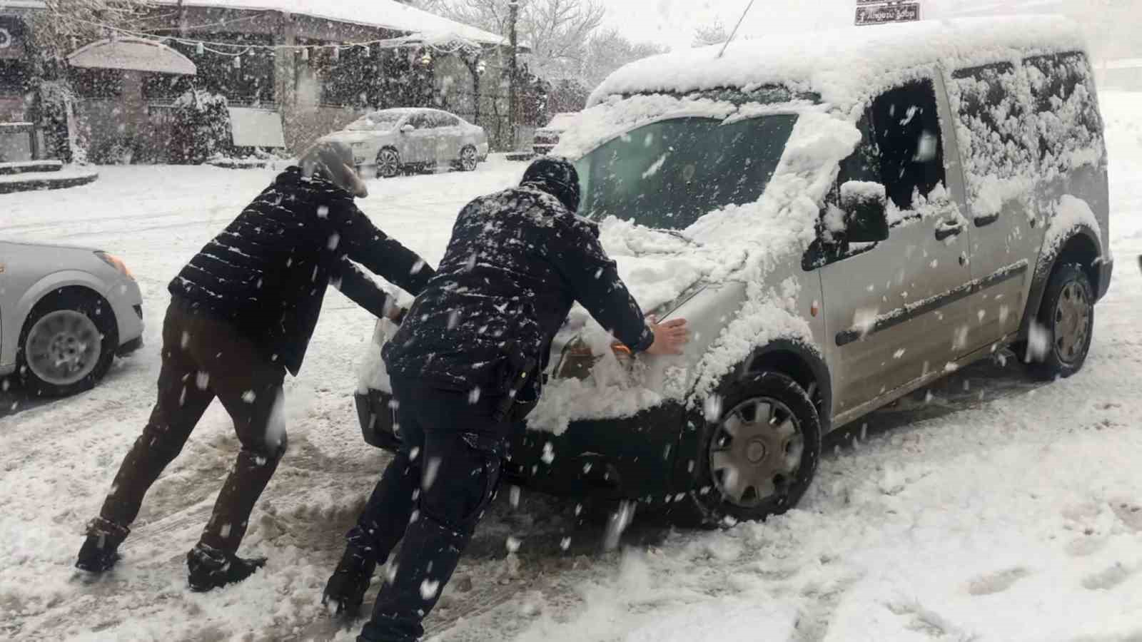 Yolda kalan sürücülerin imdadına jandarma yetişti