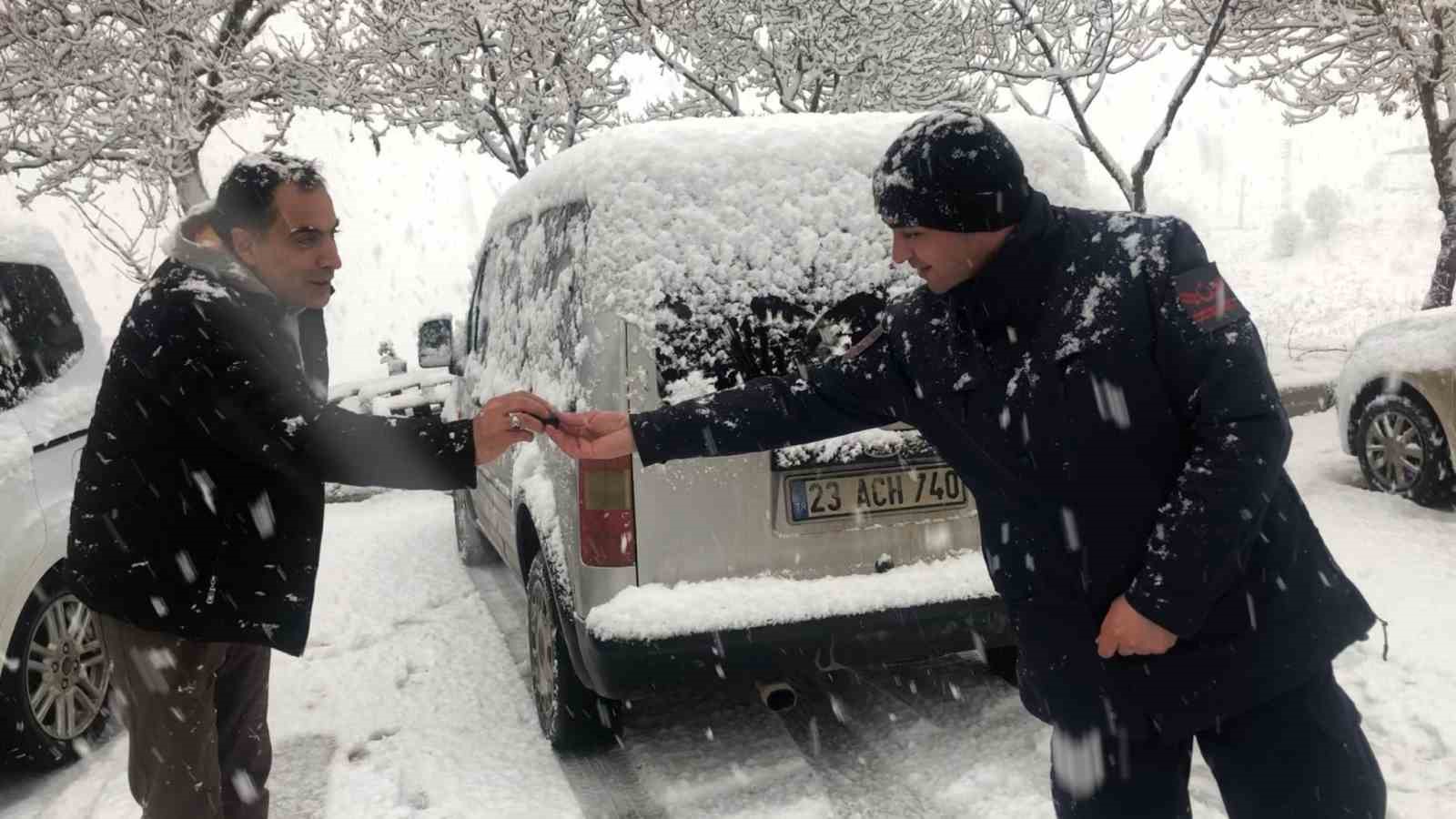 Yolda kalan sürücülerin imdadına jandarma yetişti
