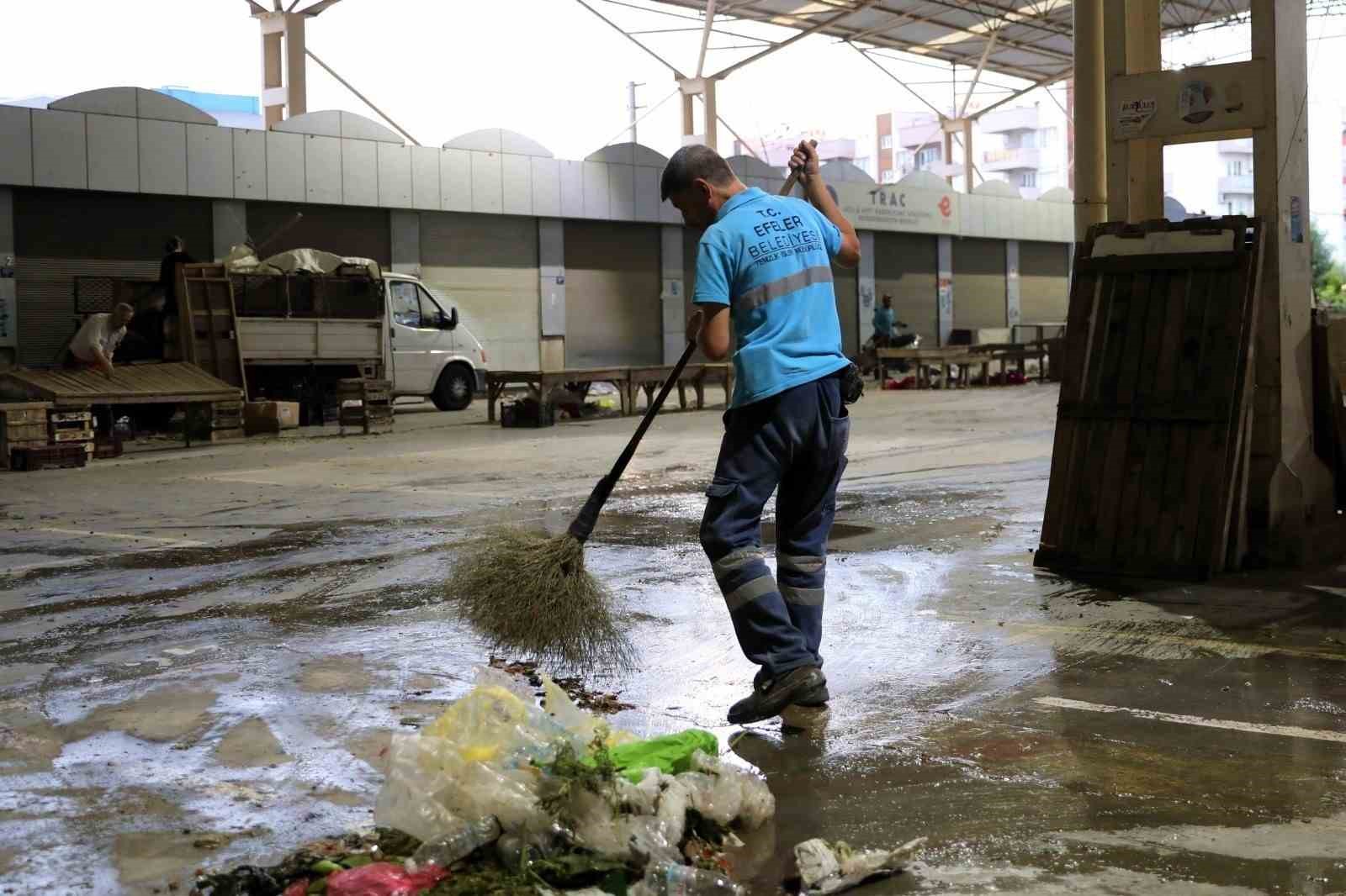 Efeler’de temizlik çalışmaları sürüyor