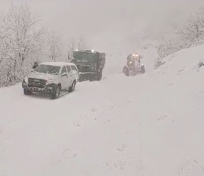 Tunceli’de kar yağışı nedeniyle mahsur kalan vatandaşlar kurtarıldı