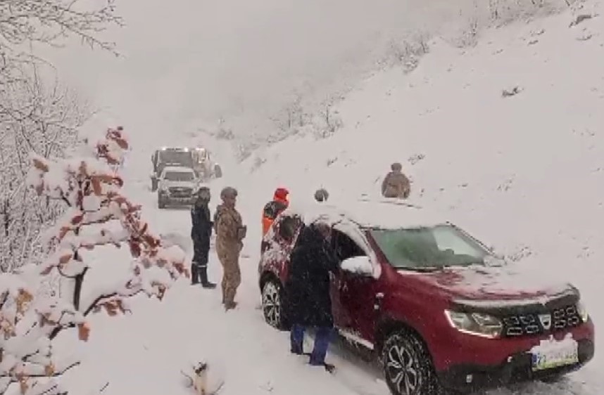 Tunceli’de kar yağışı nedeniyle mahsur kalan vatandaşlar kurtarıldı
