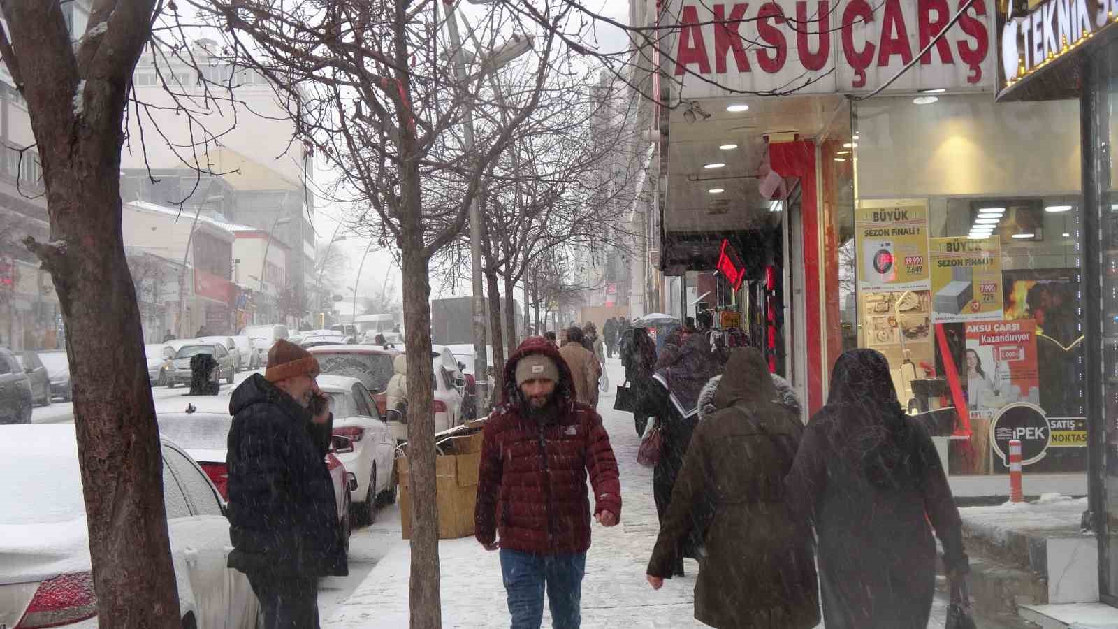 Erzurum&rsquo;da yoğun kar yağışı etkili oluyor
