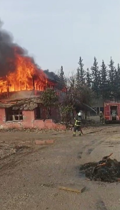 Hatay’da 2 katlı bina alevlere teslim oldu