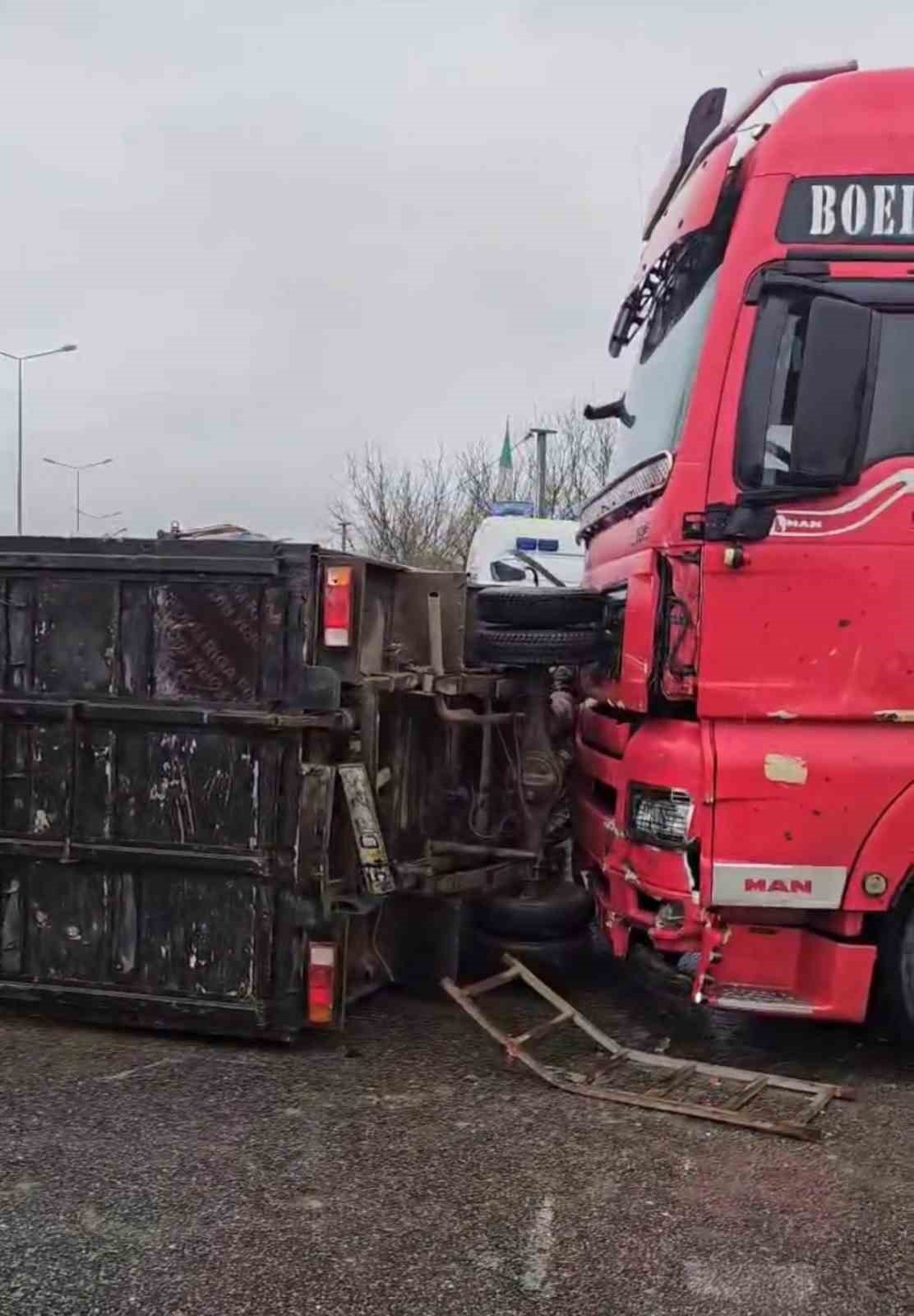 Tır, hayvan taşıyan kamyona çarptı
