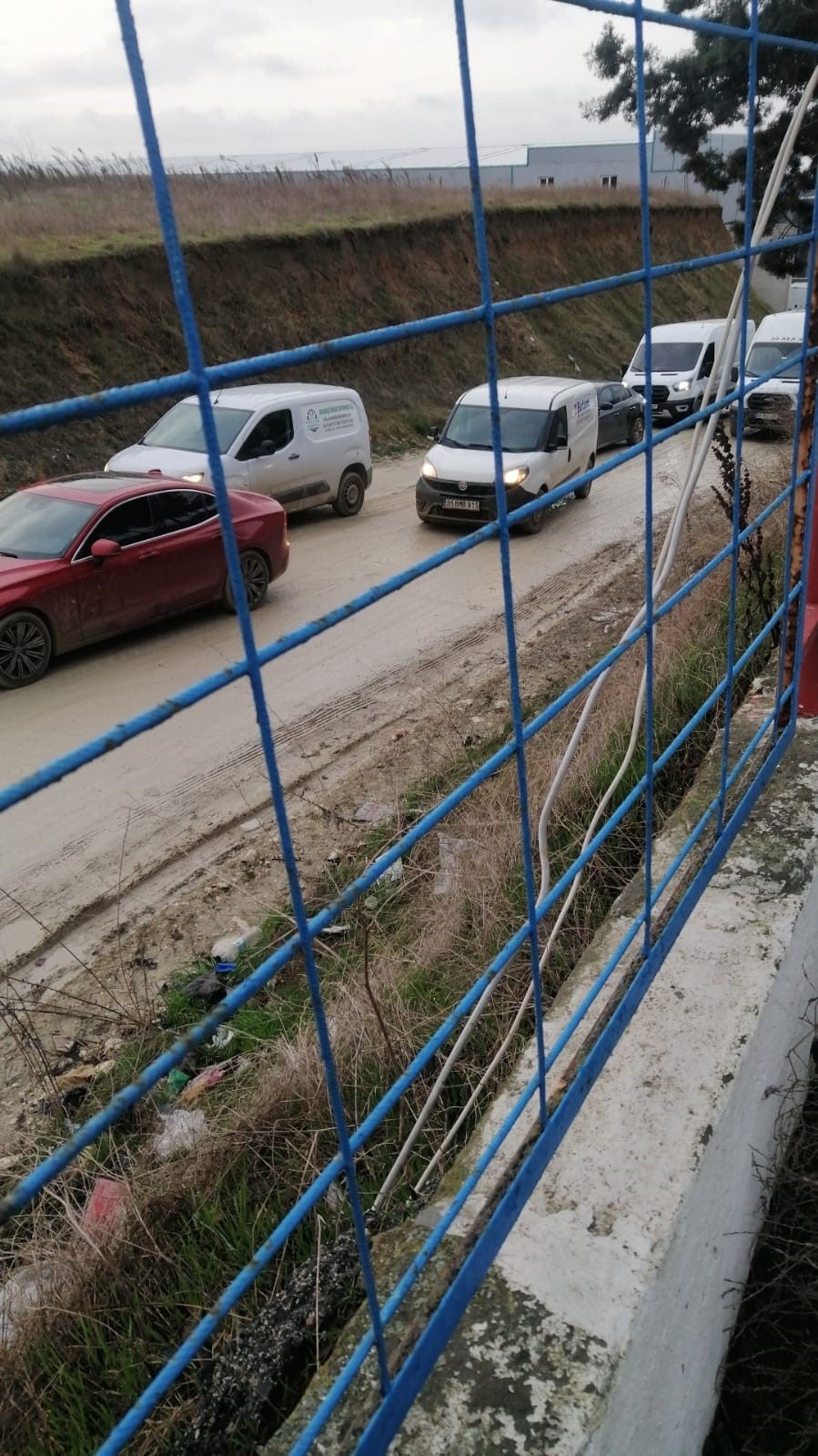 Elektrik direği devrildi, fabrikalara giden yol kapandı
