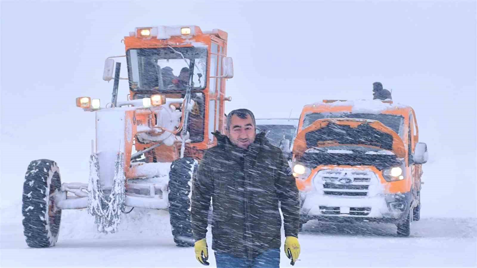 Muş’ta kar ve tipi nedeniyle mahsur kalan 10 araç kurtarıldı