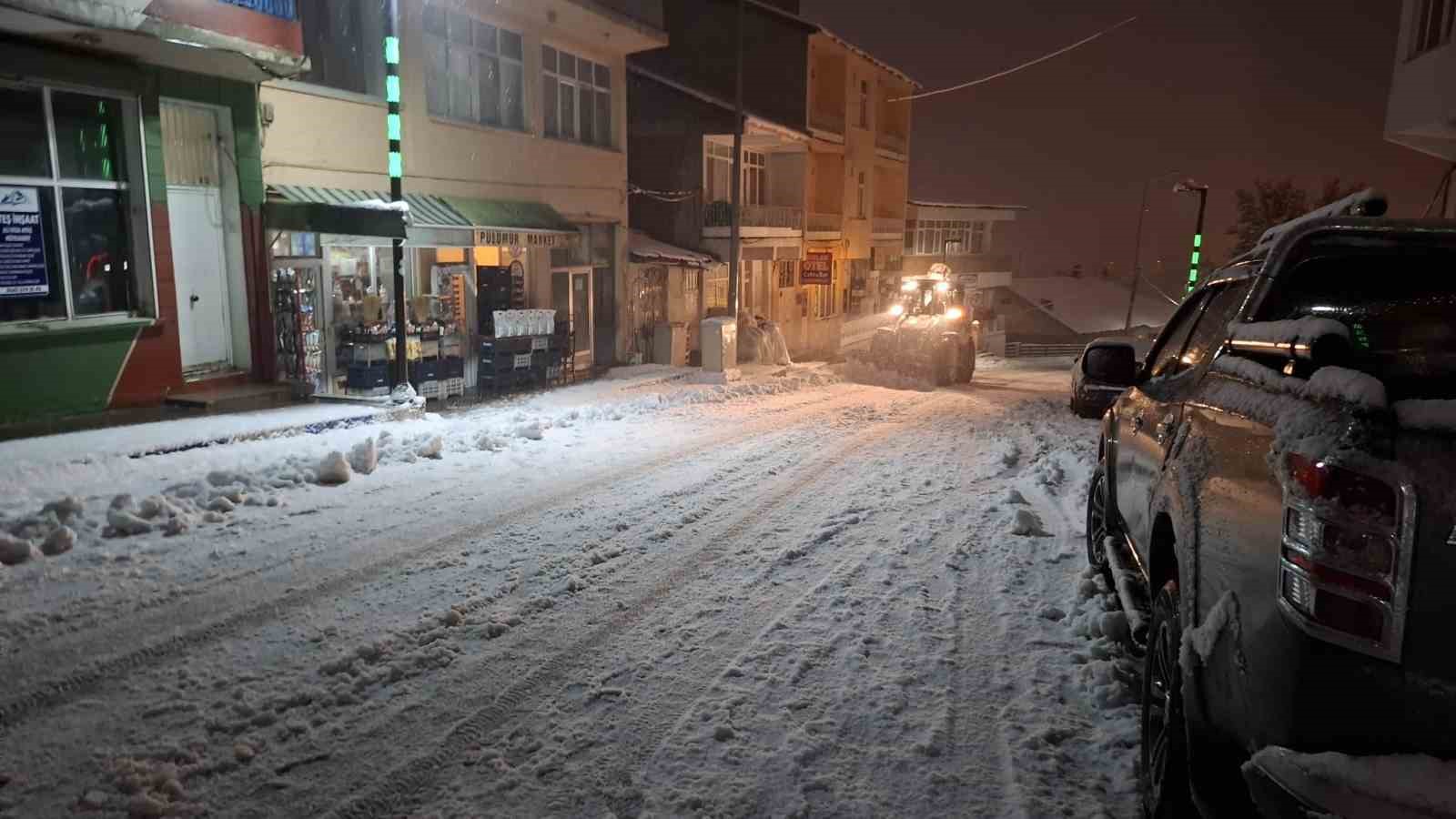 Tunceli’de Cankurtaran Geçidi zincirsiz ağır tonajlı araçlara kapatıldı