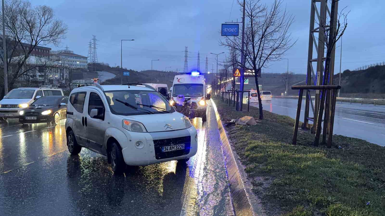 Sultangazi’de hafif ticari araç ile motosiklet çarpıştı: 1 yaralı
